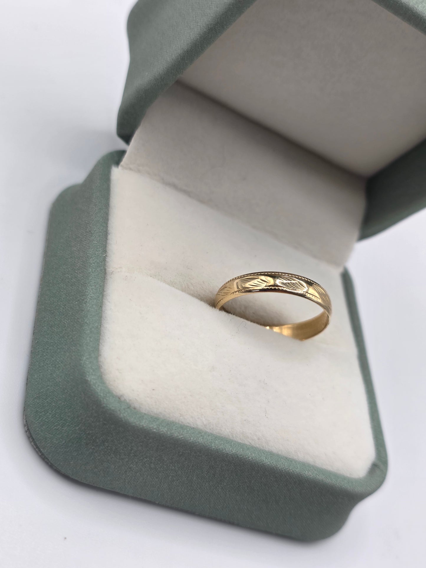 9ct gold patterned band ring