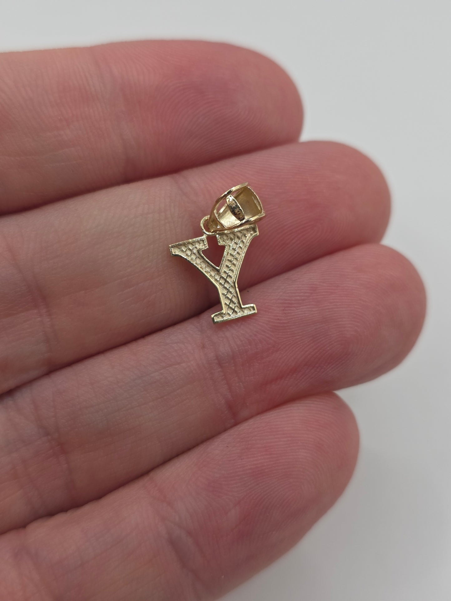 9ct gold initial Y pendant