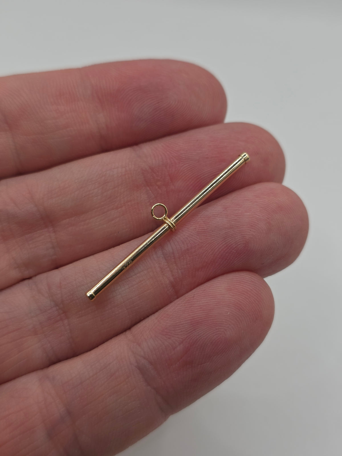 9ct gold 37mm T-Bar pendant