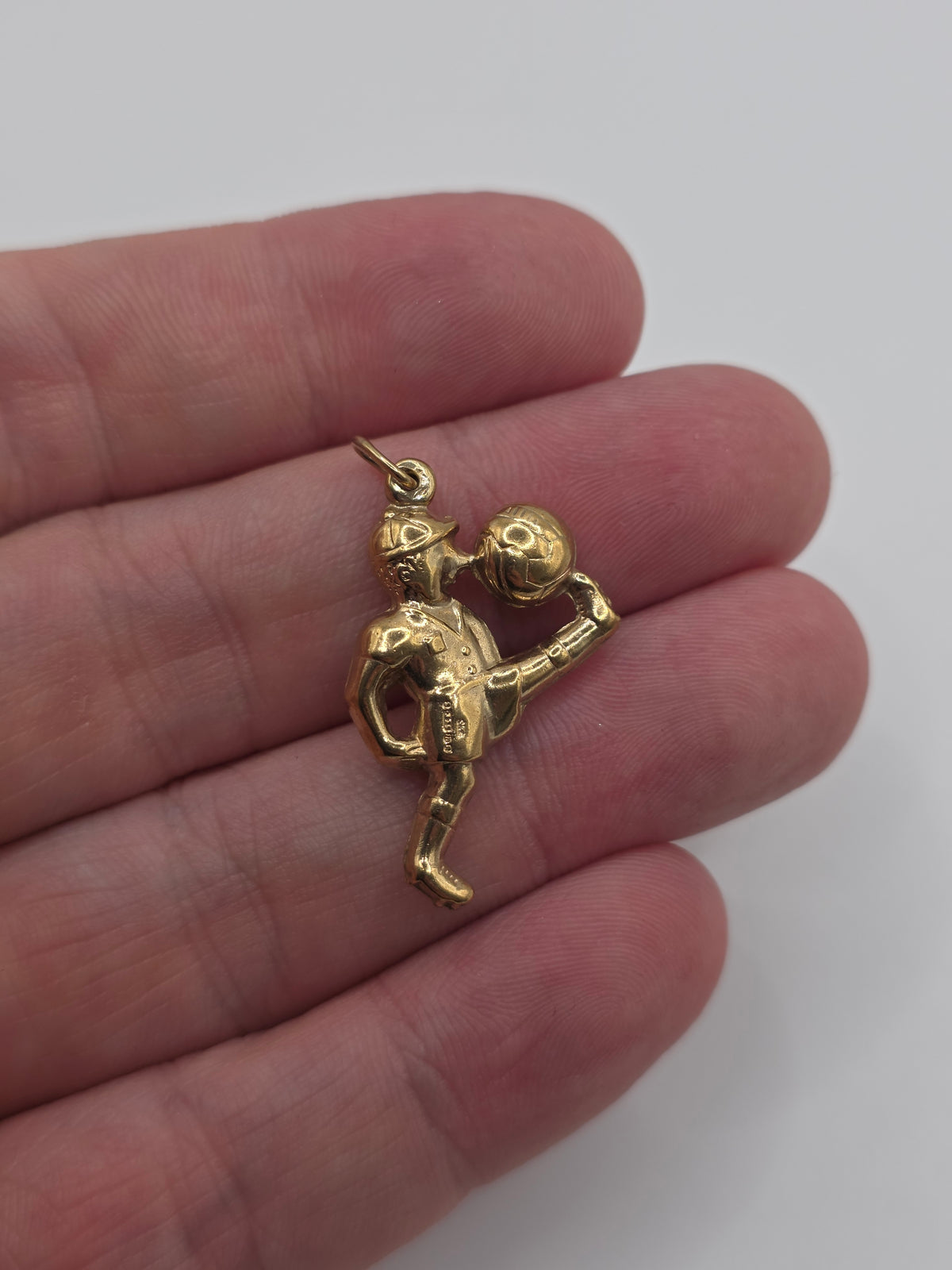 9ct gold footballer pendant