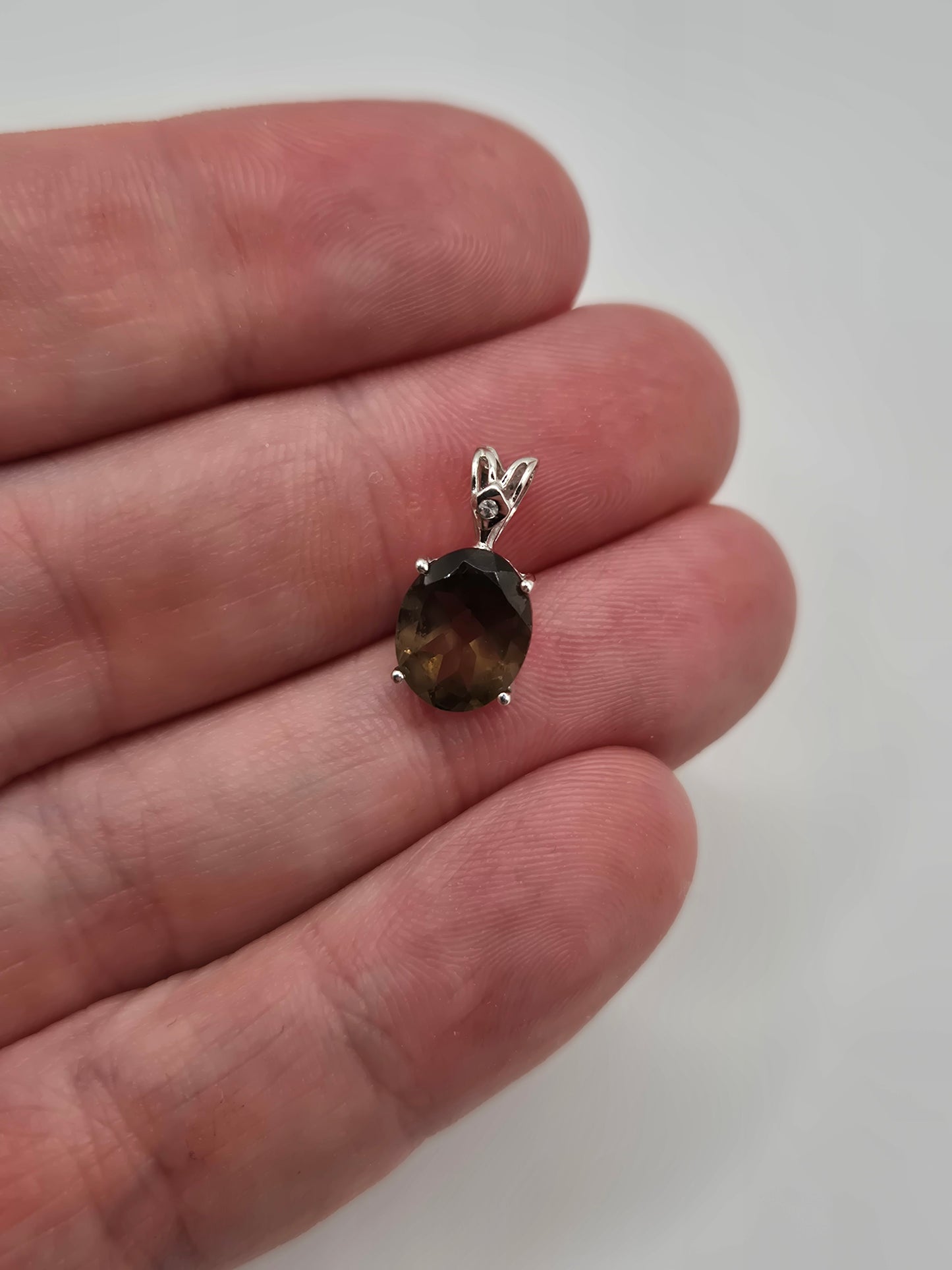 9ct white gold quartz pendant