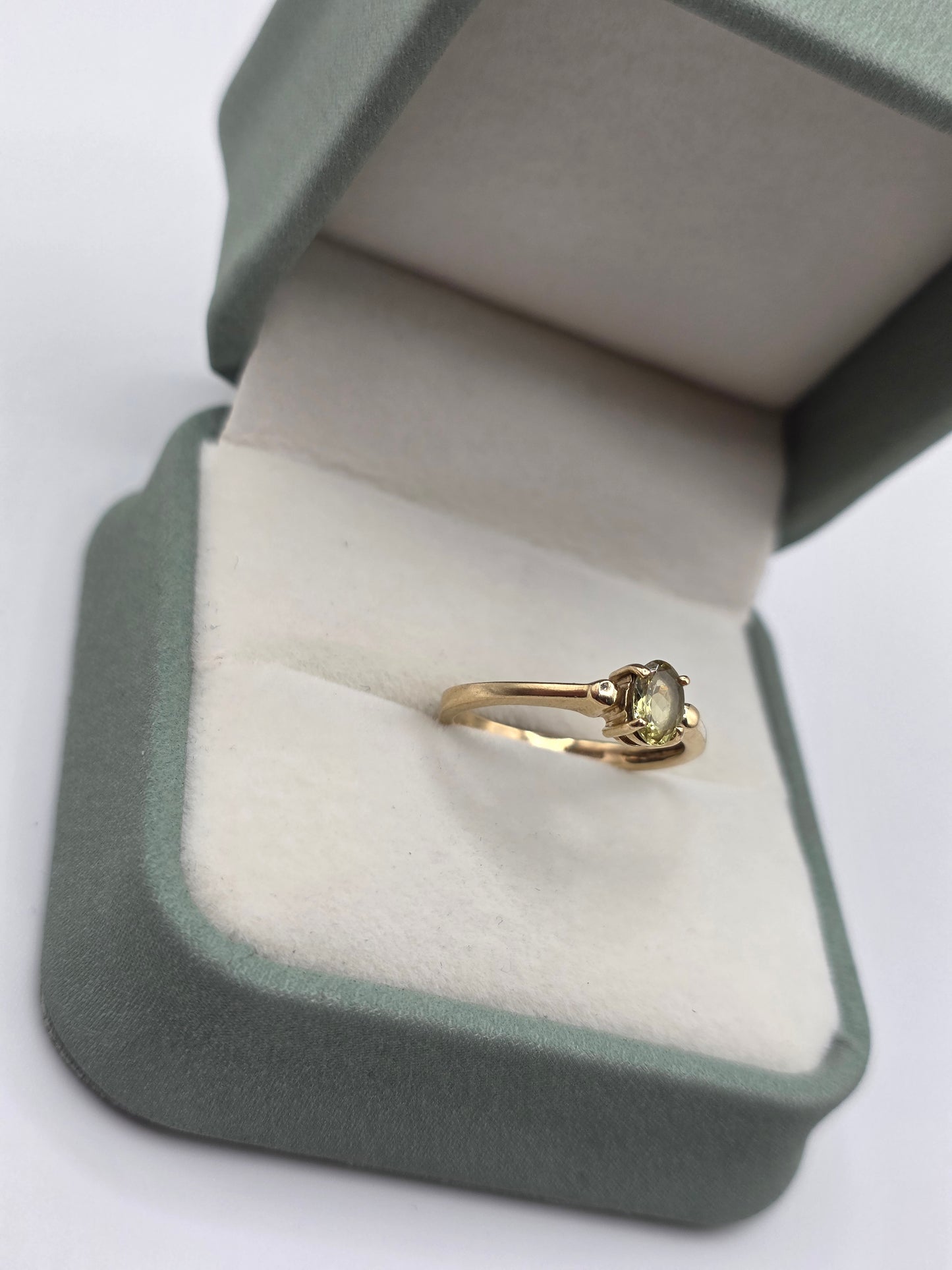 9ct gold peridot ring