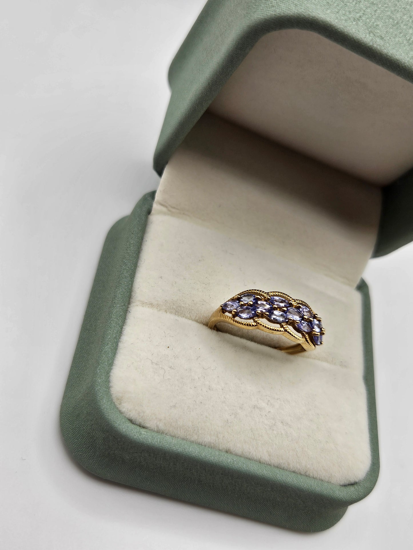 9ct gold tanzanite ring