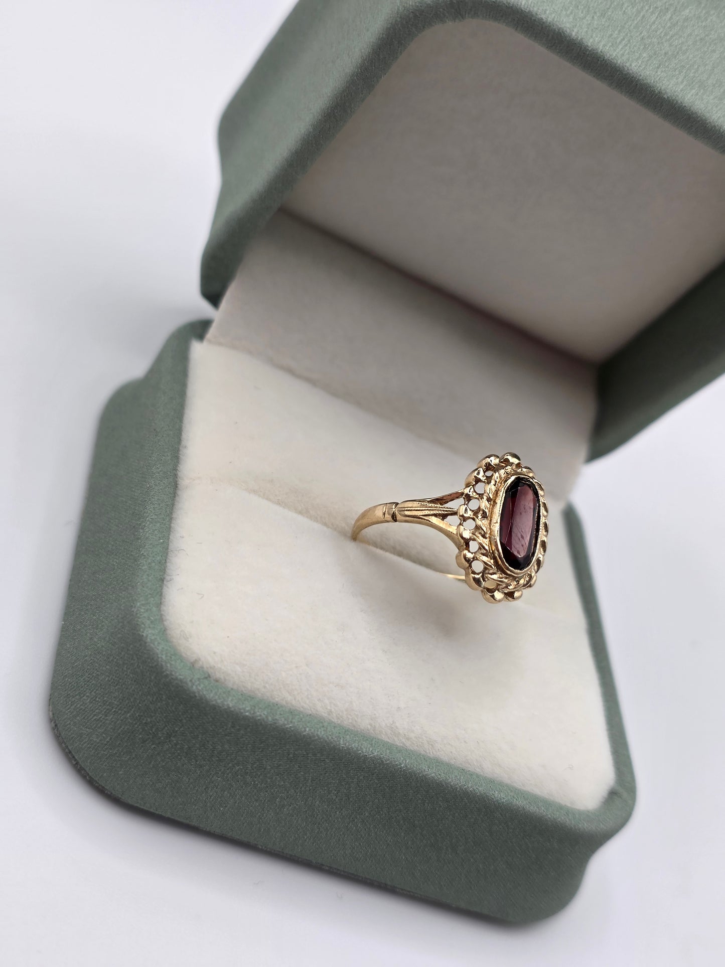 9ct gold garnet ring
