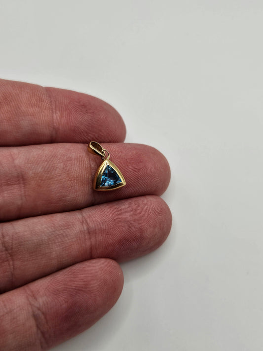 9ct gold topaz pendant