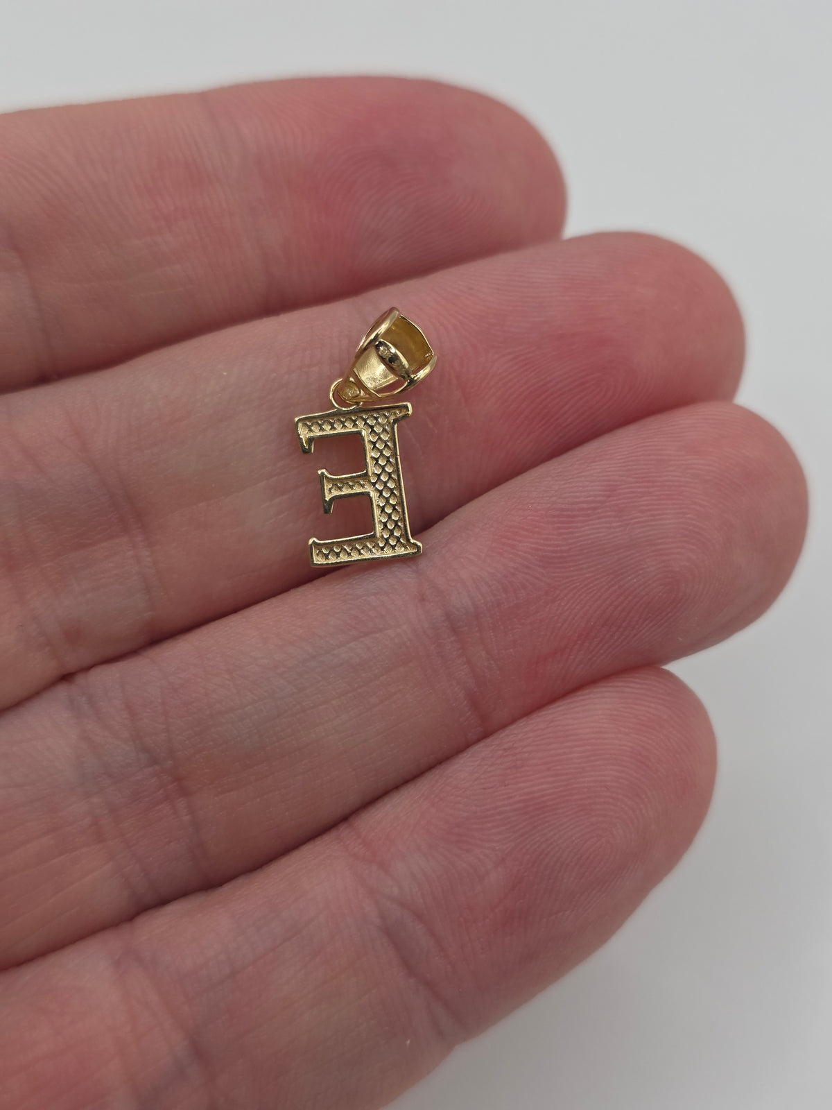 9ct gold initial E pendant