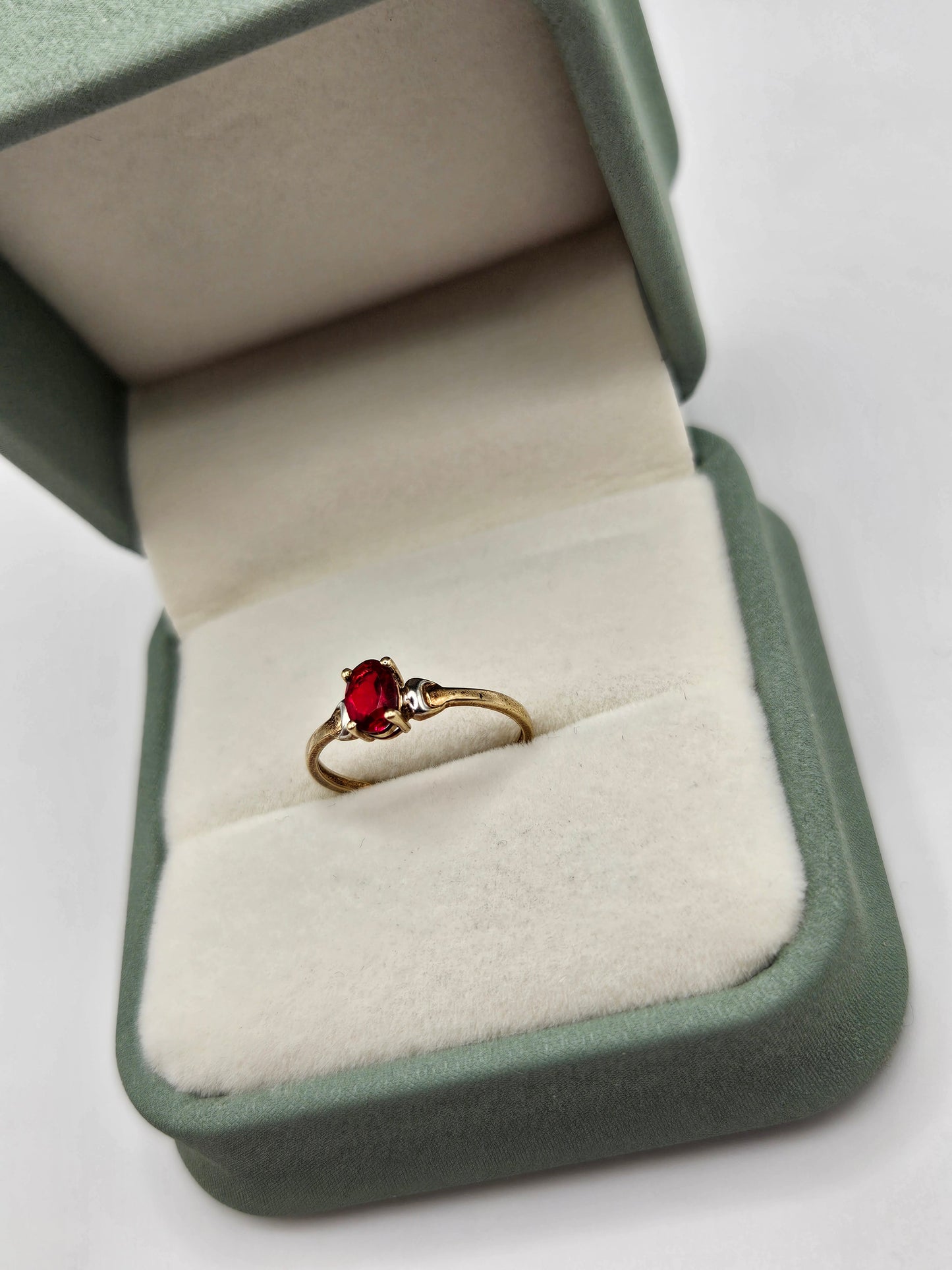 9ct gold garnet ring