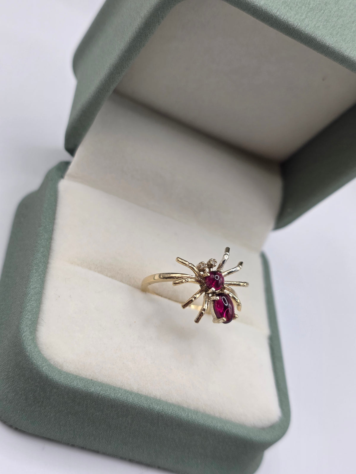 9ct gold cabachon garnet and diamond spider ring