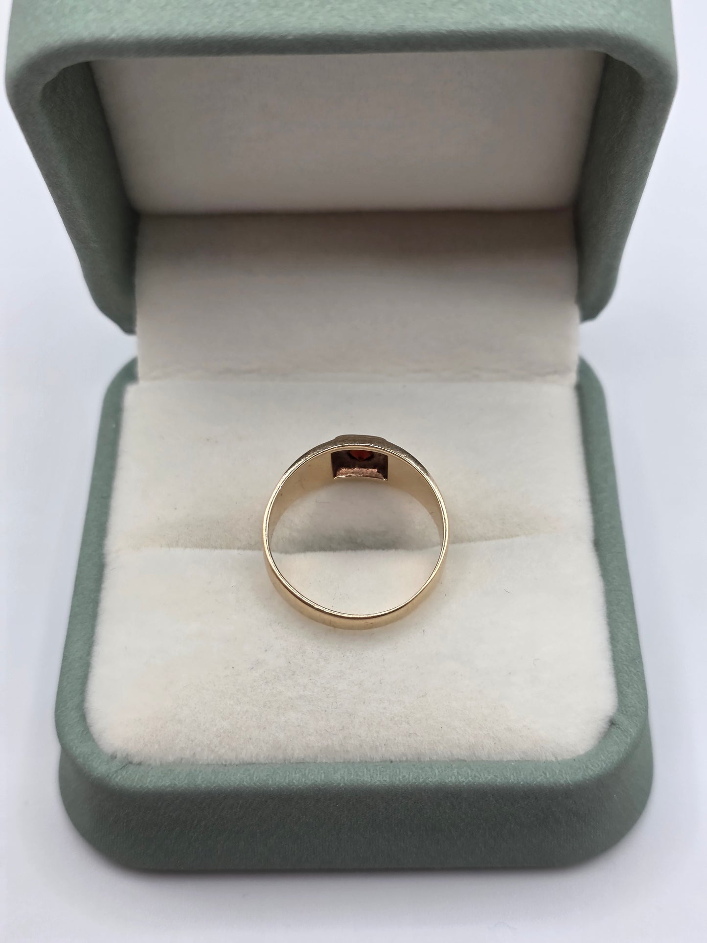 Heavy 9ct gold garnet ring