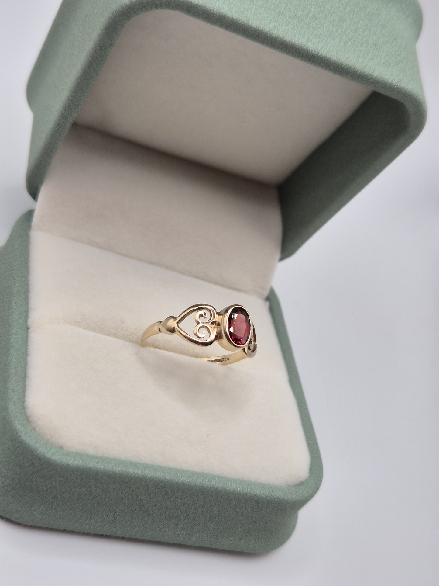 9ct gold garnet ring