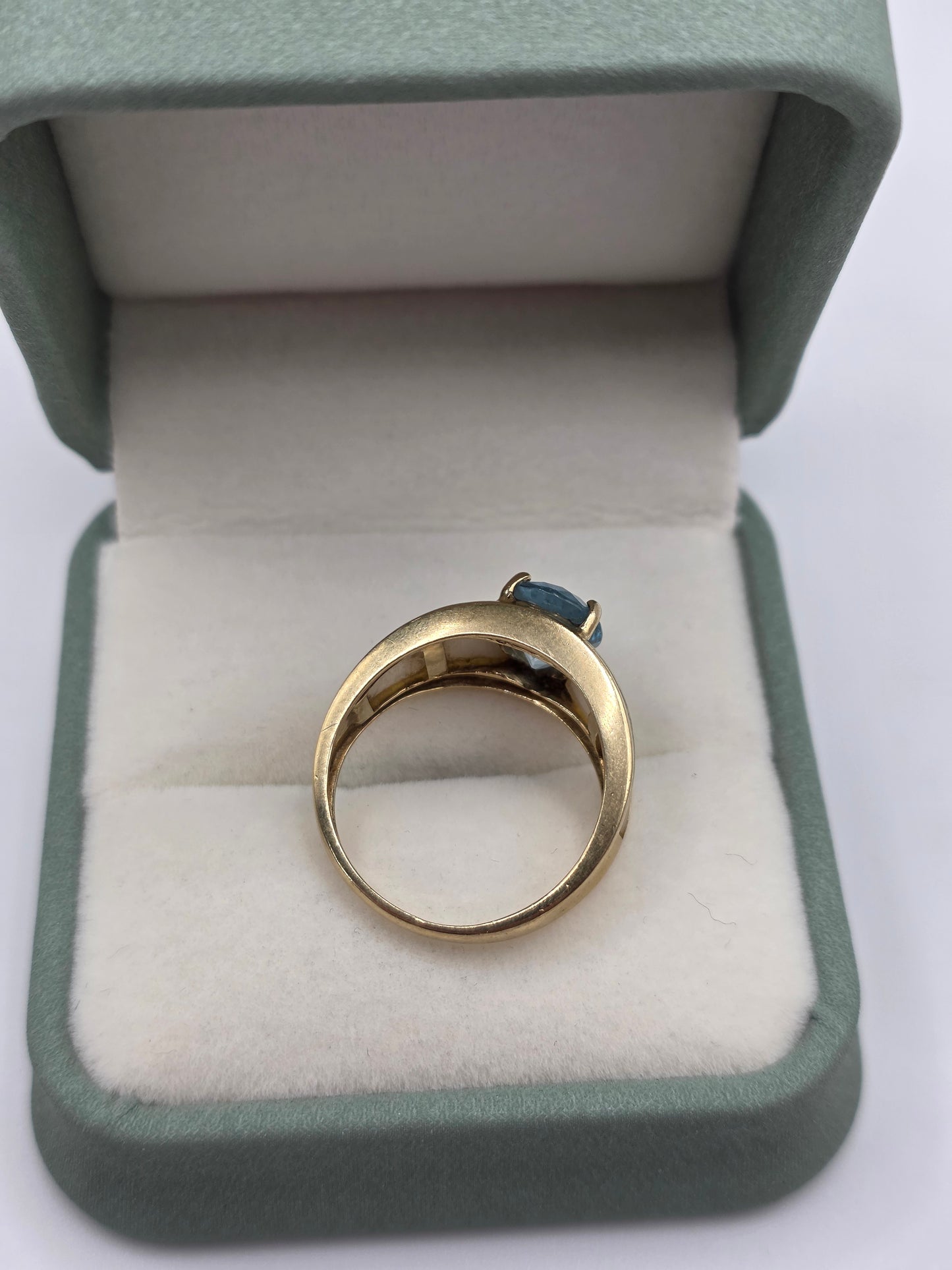 9ct gold mother of pearl and topaz ring