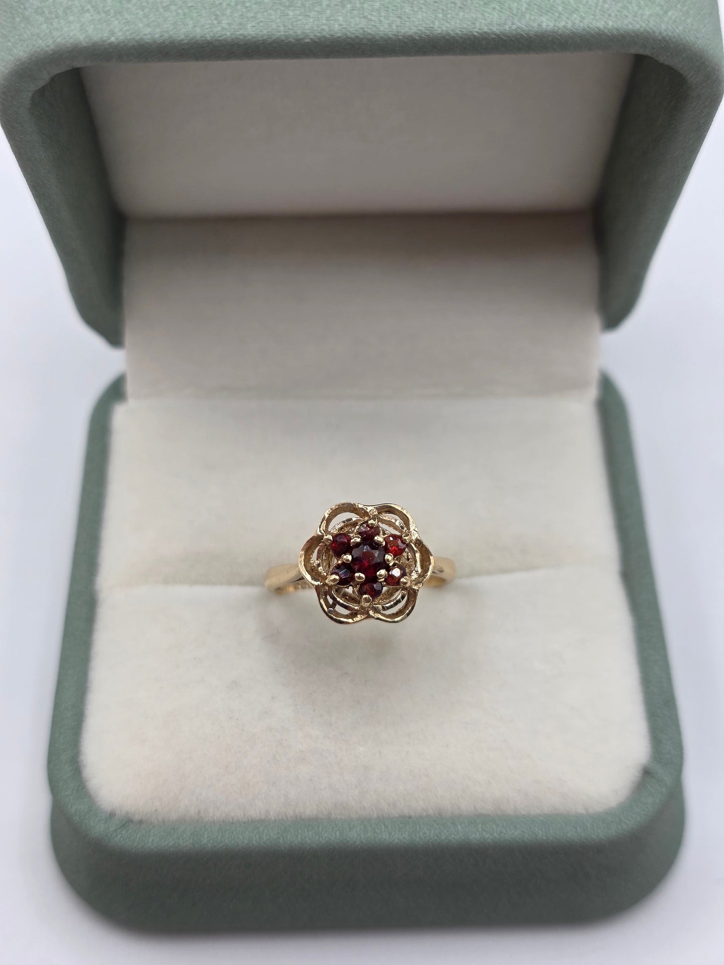 9ct gold garnet ring