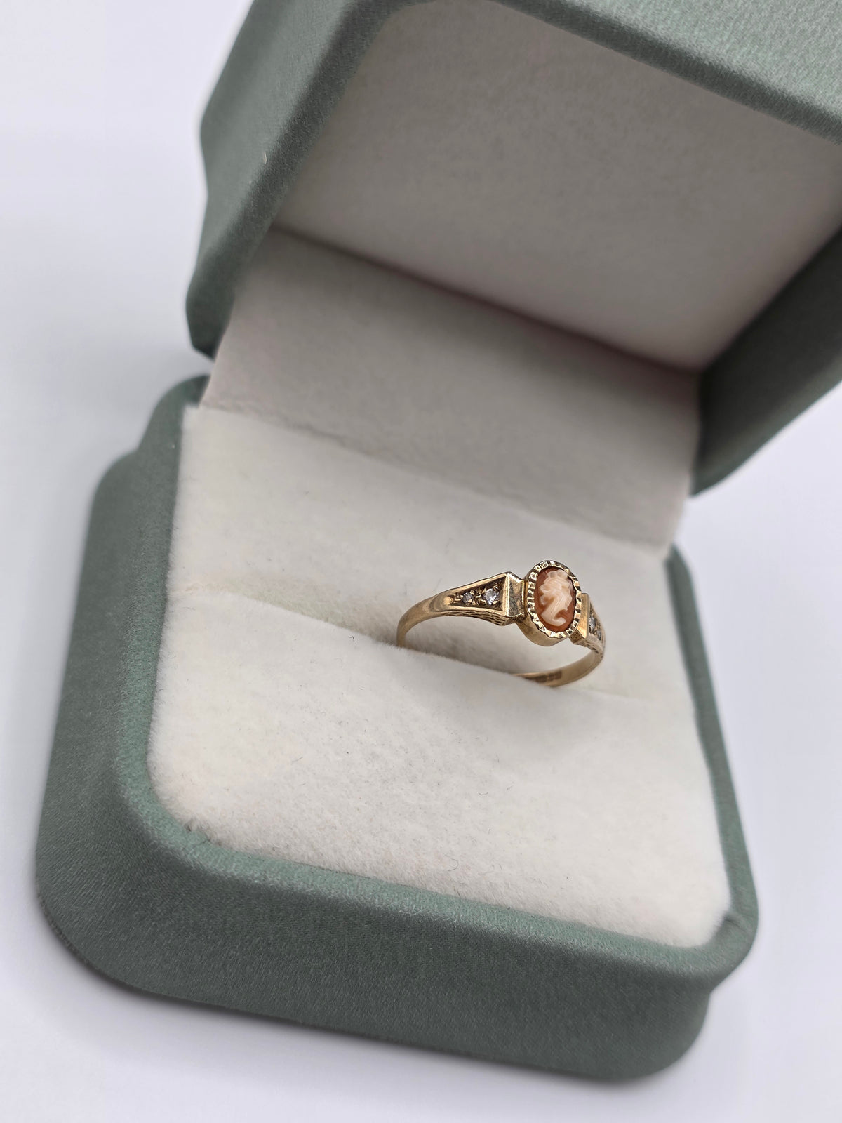 Vintage 9ct gold cameo ring