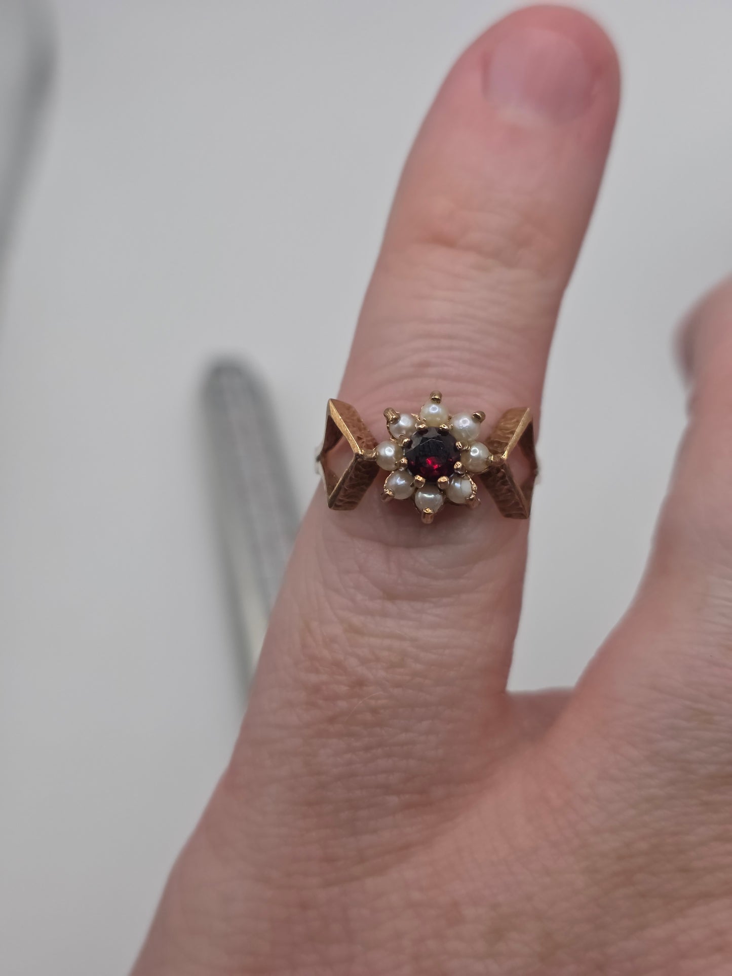 9ct gold garnet and pearl ring