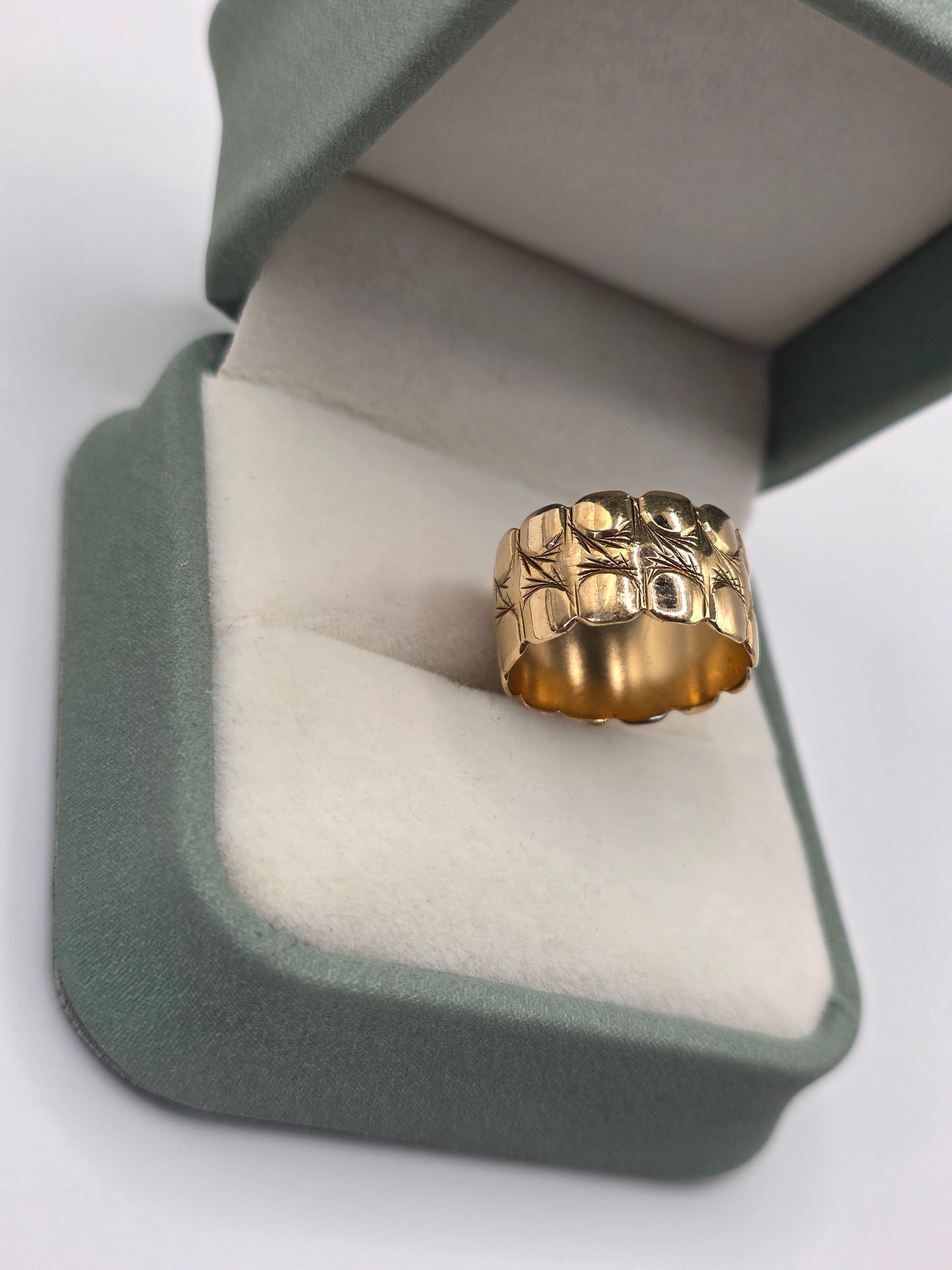 9ct gold patterned band ring