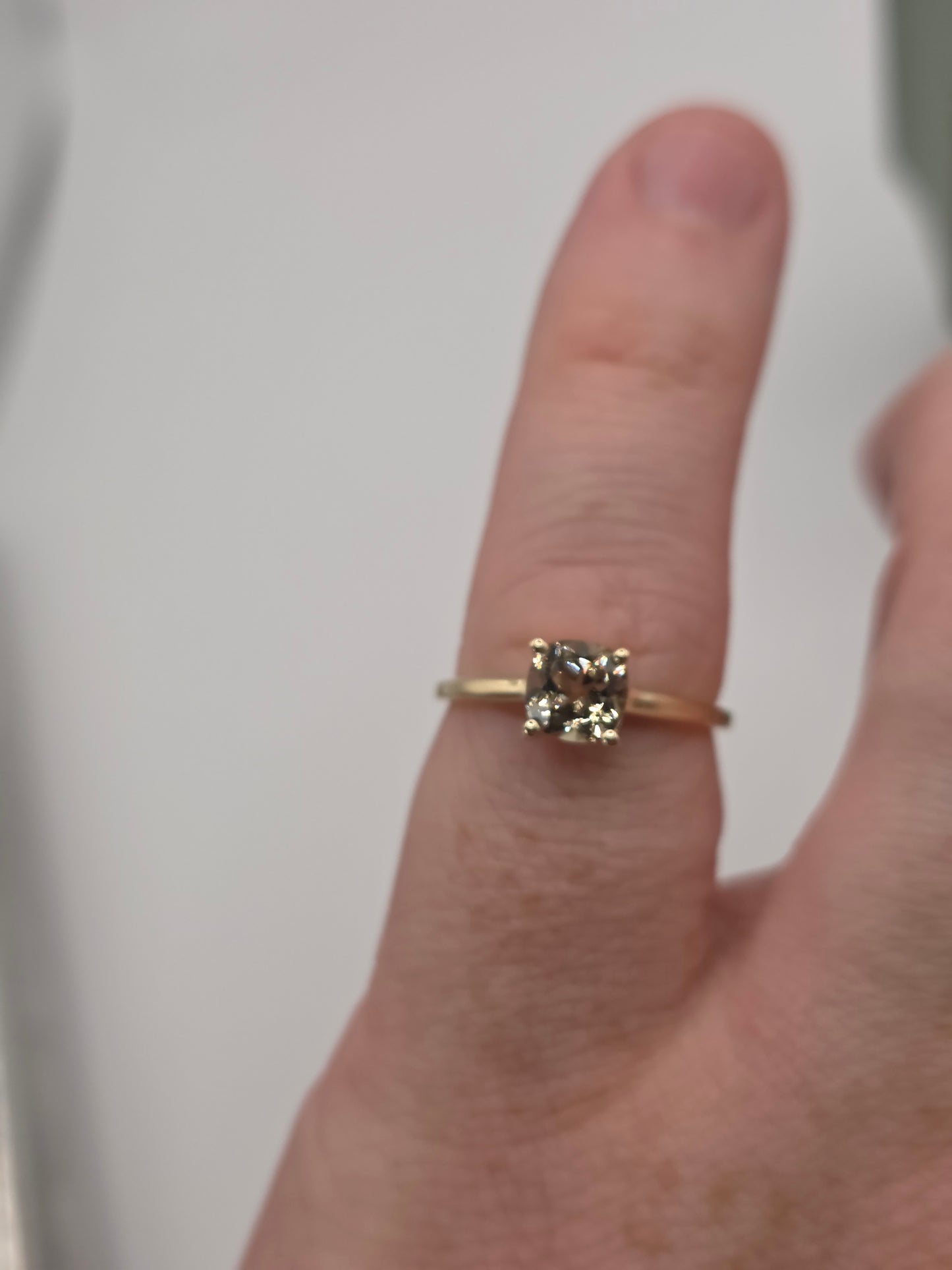 9ct gold quartz ring
