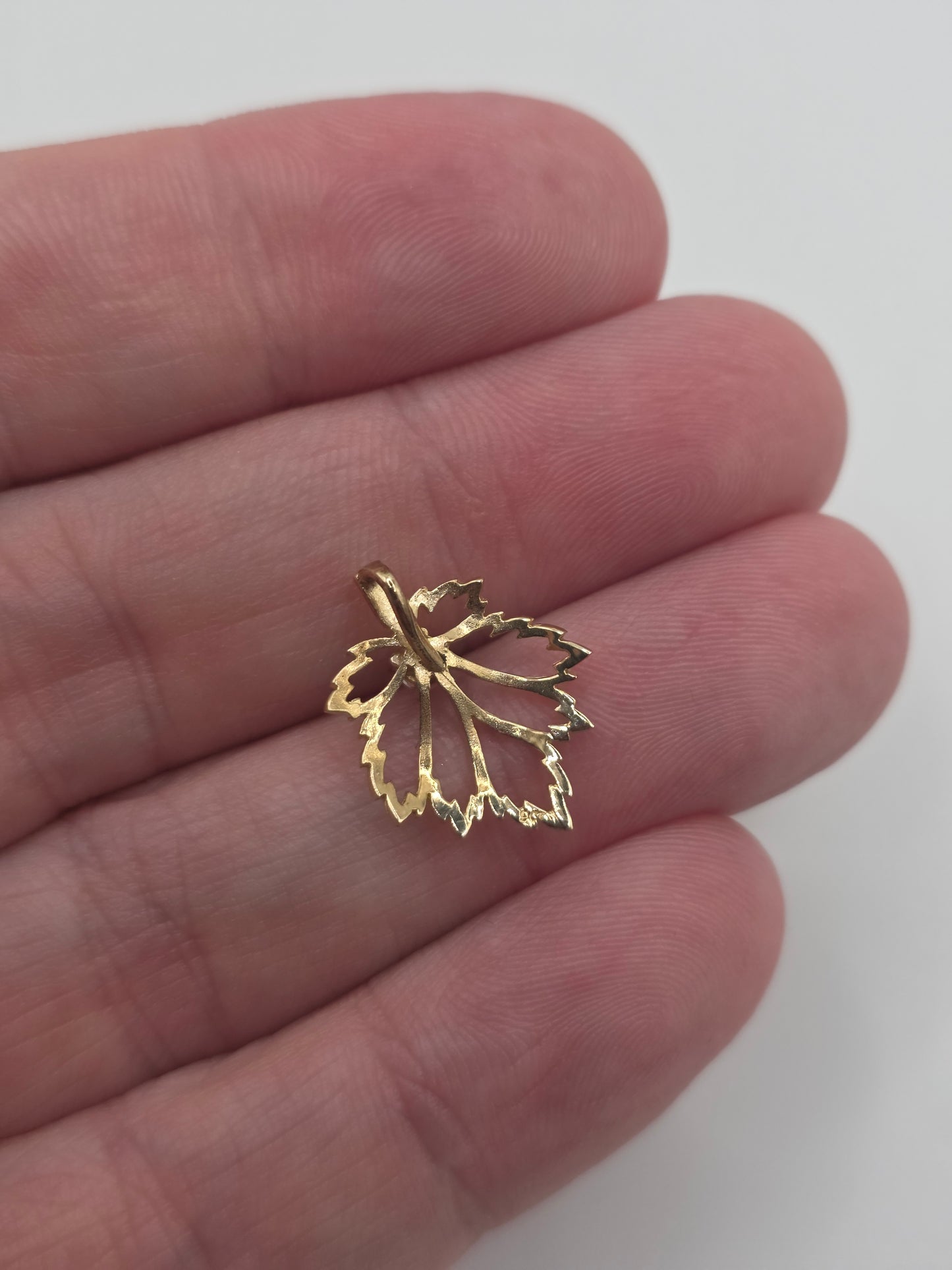9ct gold cz maple leaf pendant