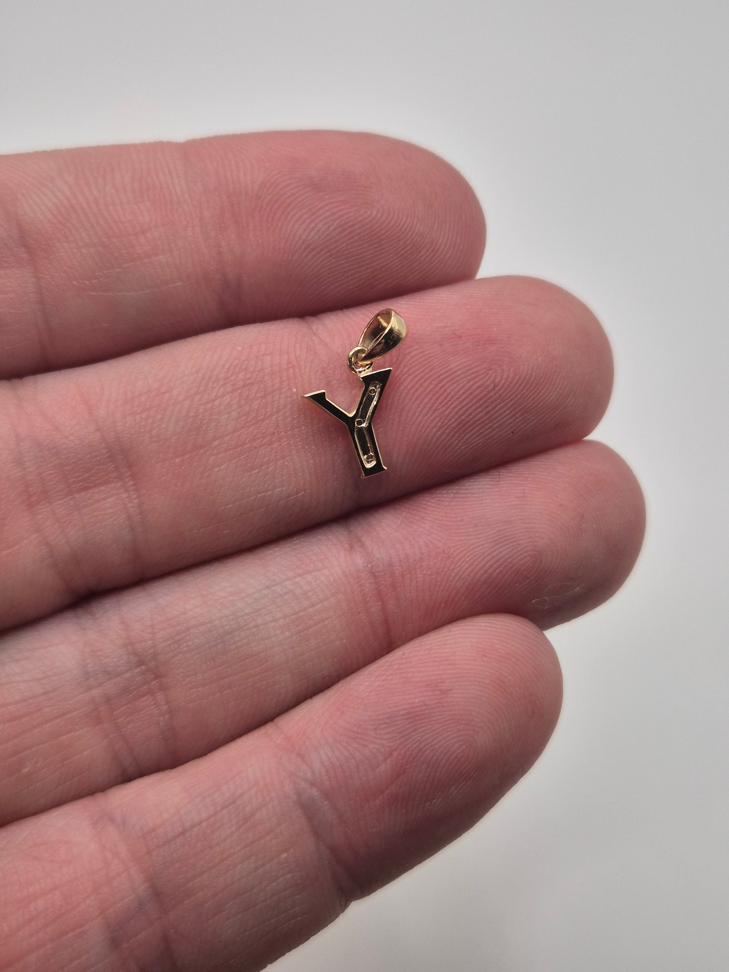 9ct gold diamond initial Y pendant