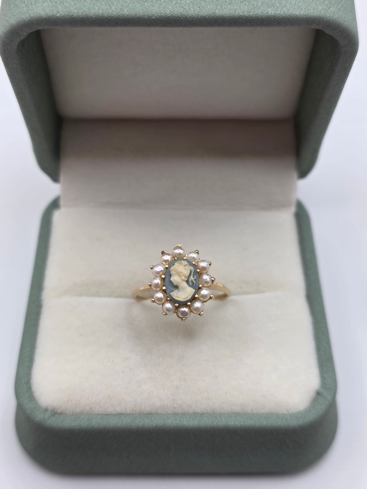 9ct gold wedgewood and pearl ring