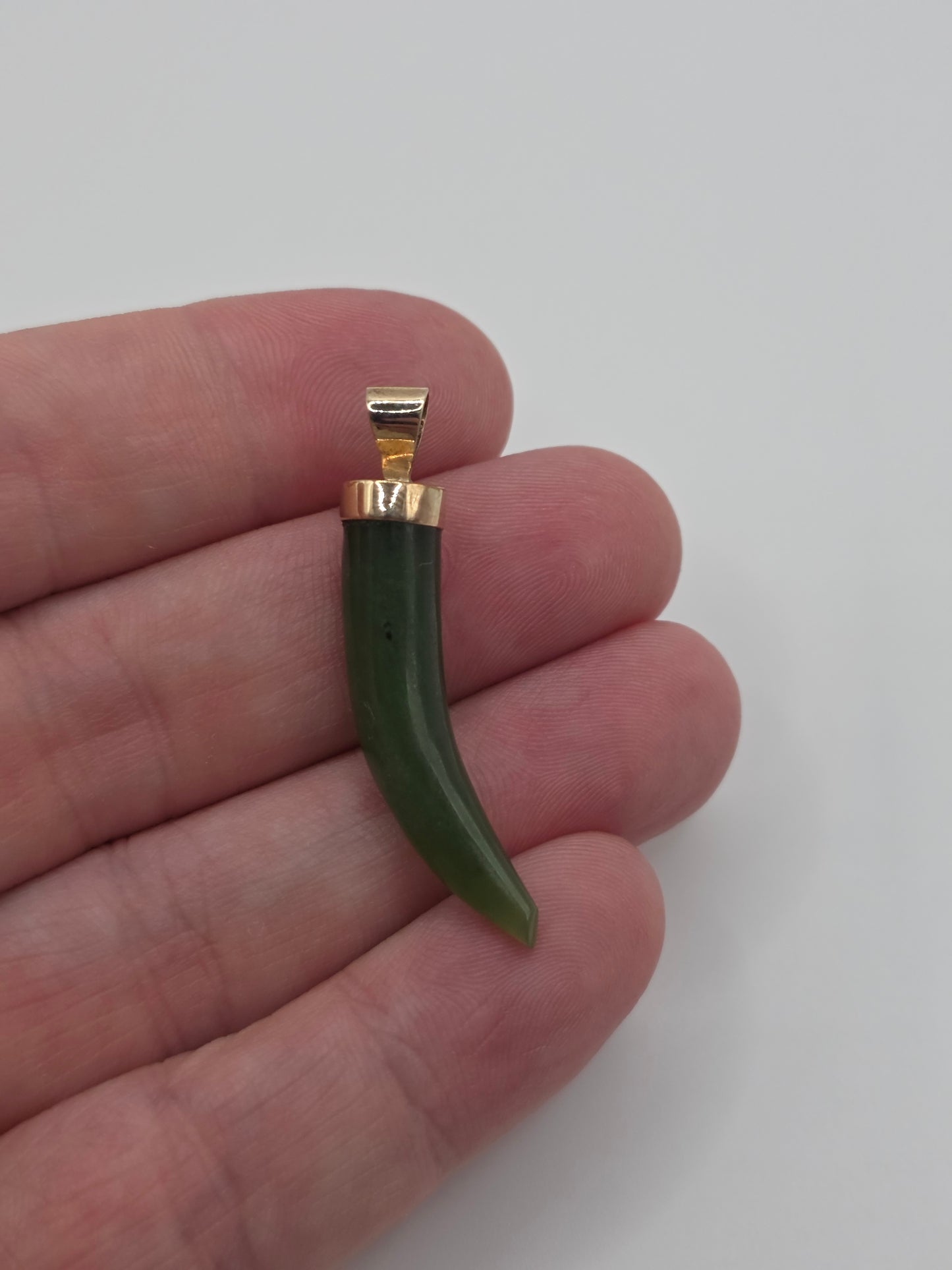 9ct gold nephrote jade pendant