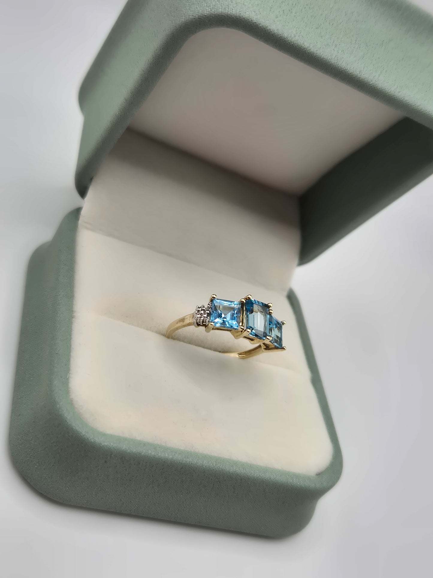 9ct gold topaz and diamond ring