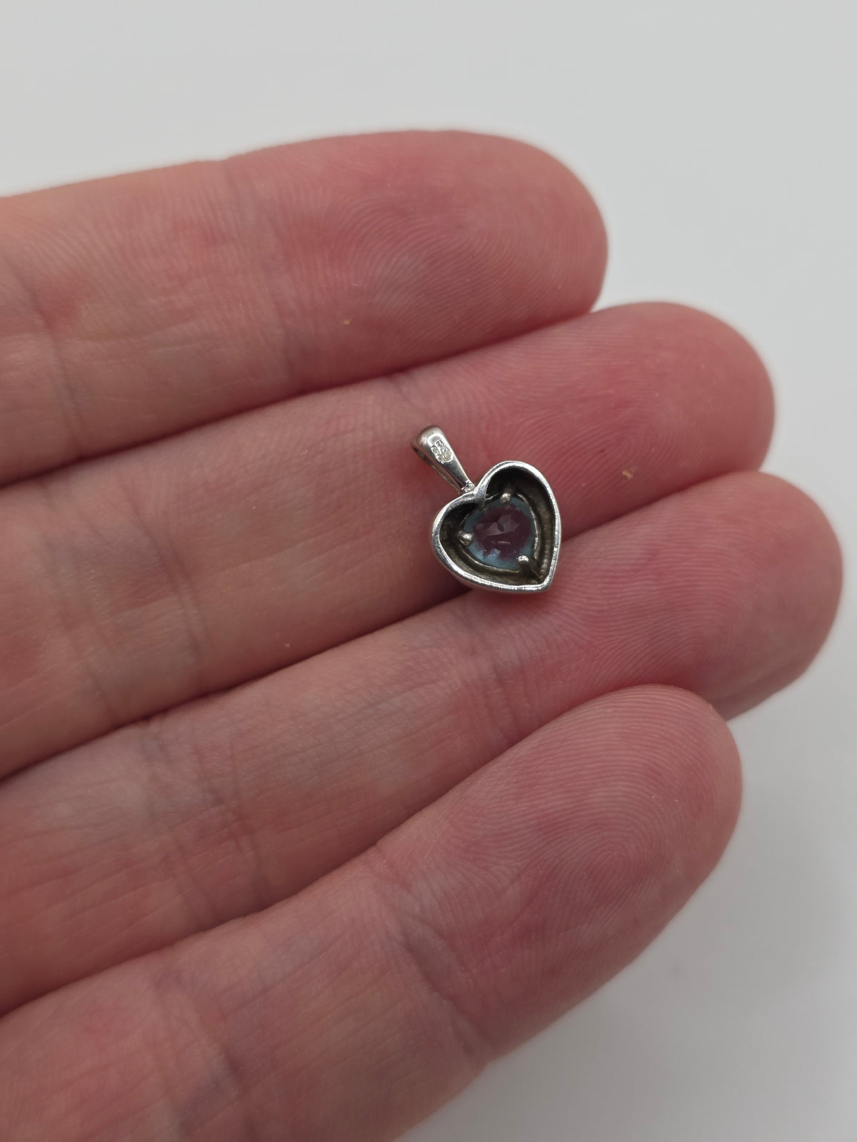 9ct white gold topaz heart pendant
