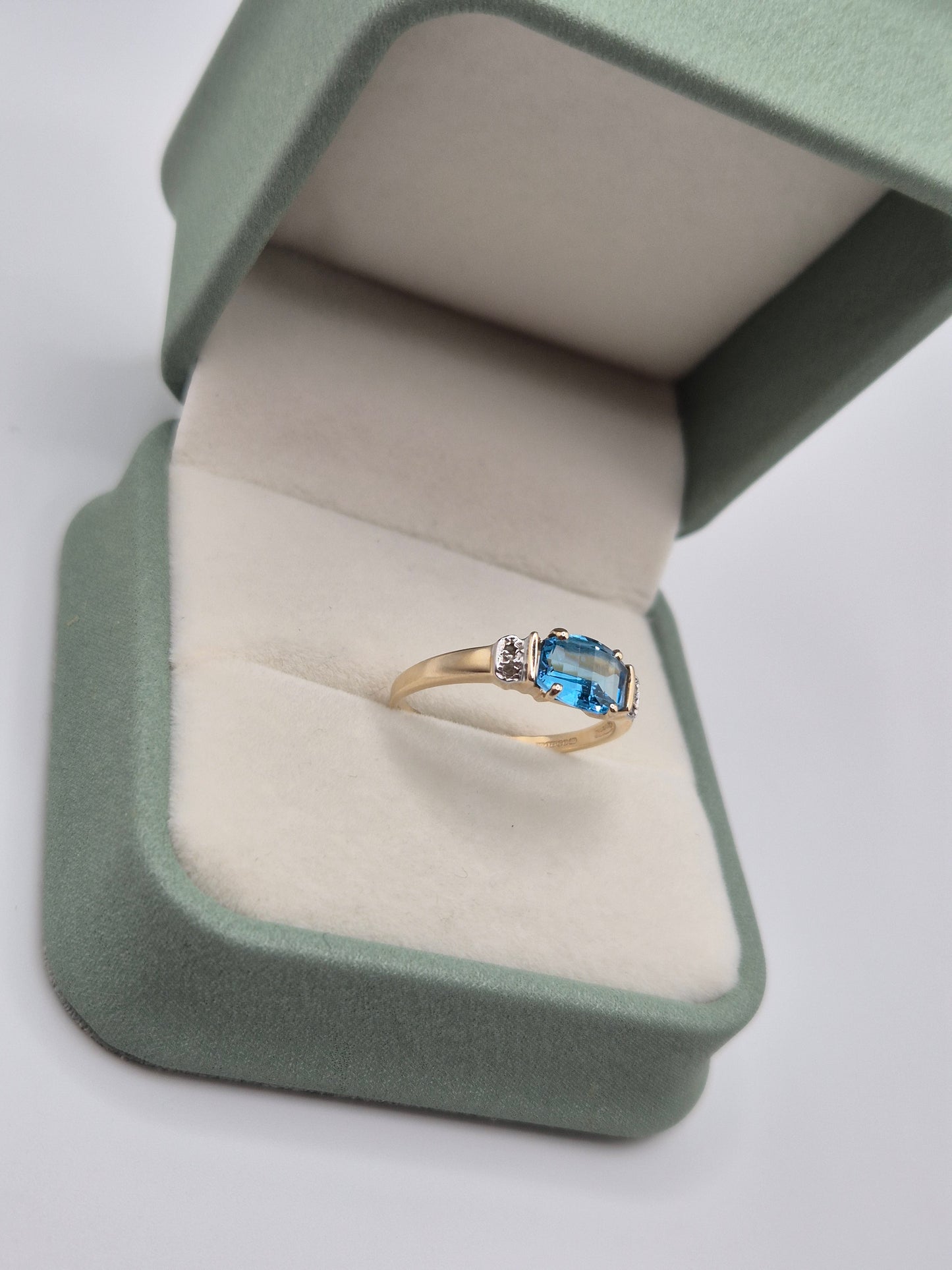 9ct gold topaz and diamond ring