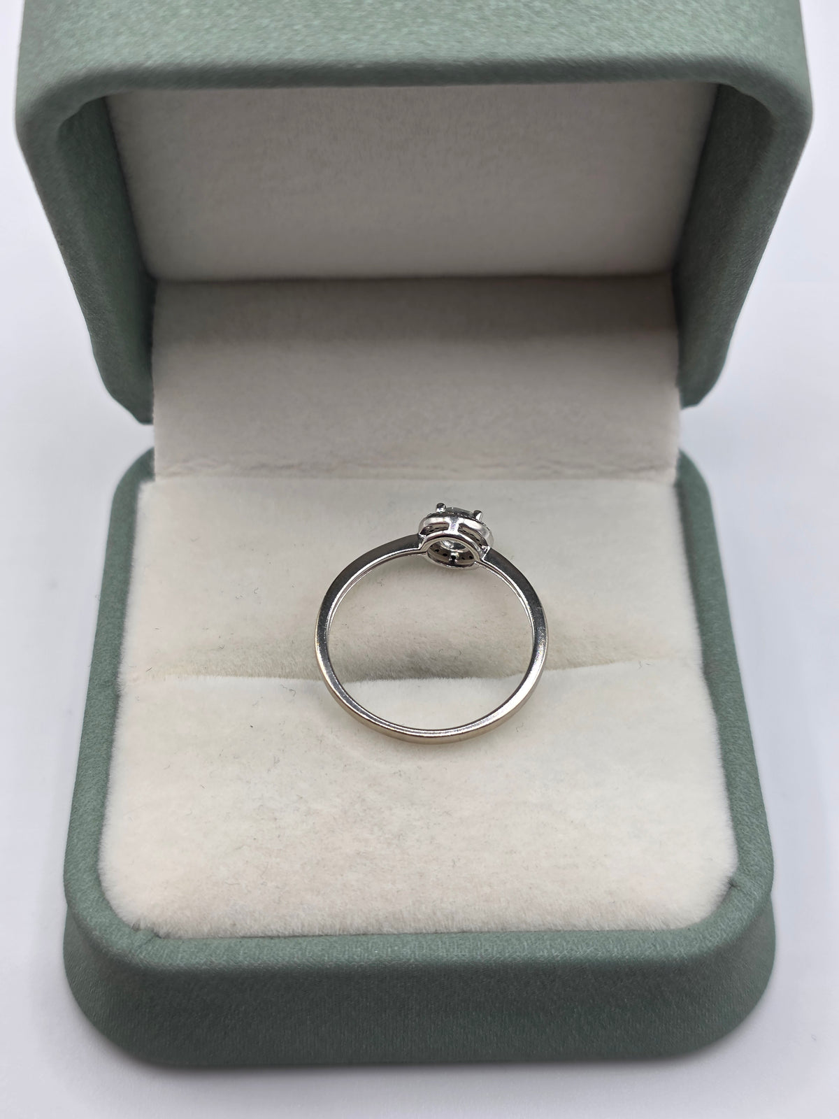 9ct white gold aquamarine and diamond ring