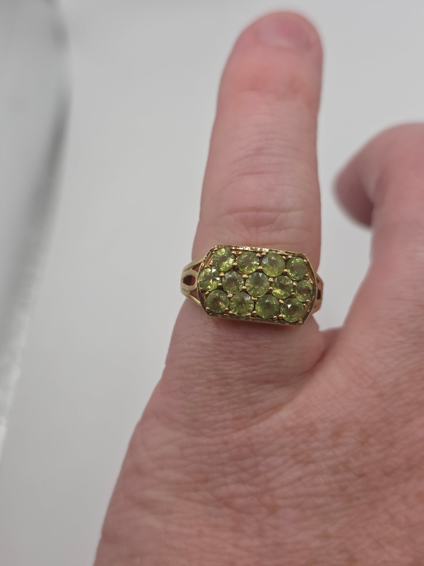 9ct gold green sapphire ring