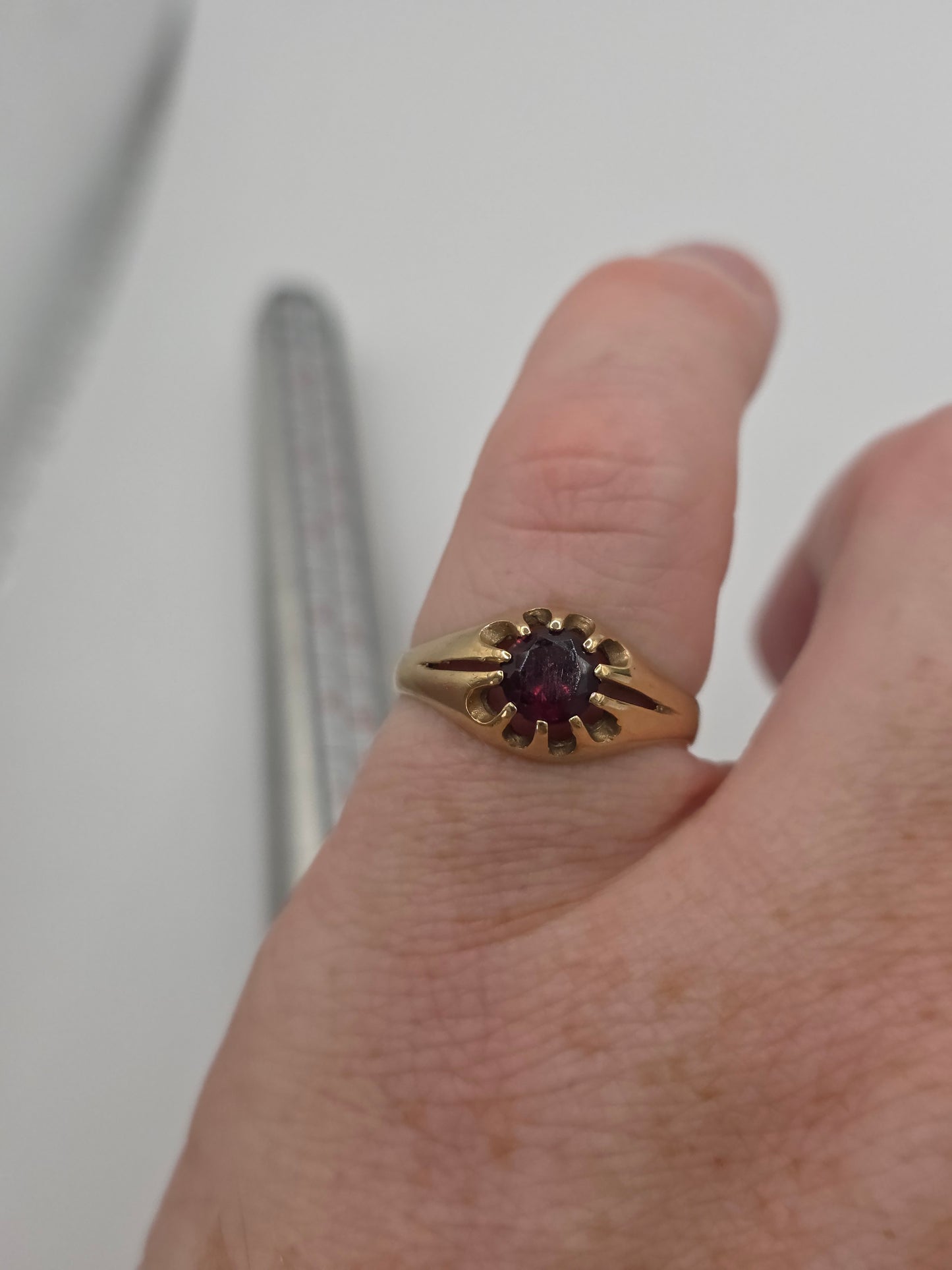 Vintage 9ct gold garnet gypsy ring