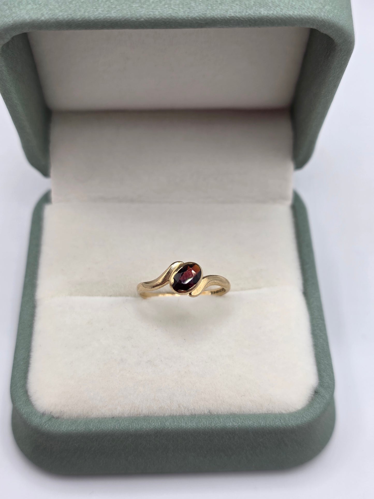 9ct gold garnet ring