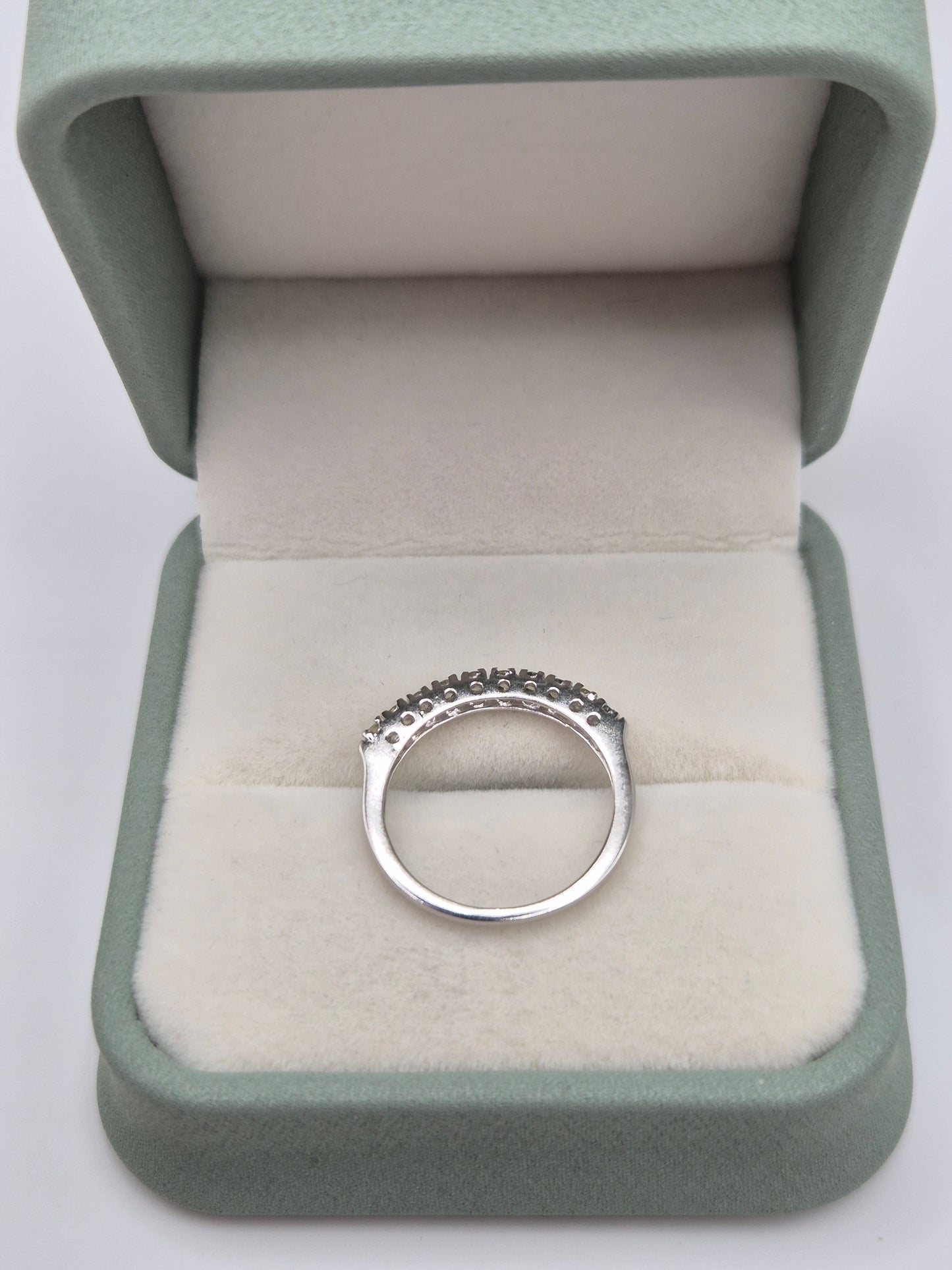 9ct white gold green sapphire ring