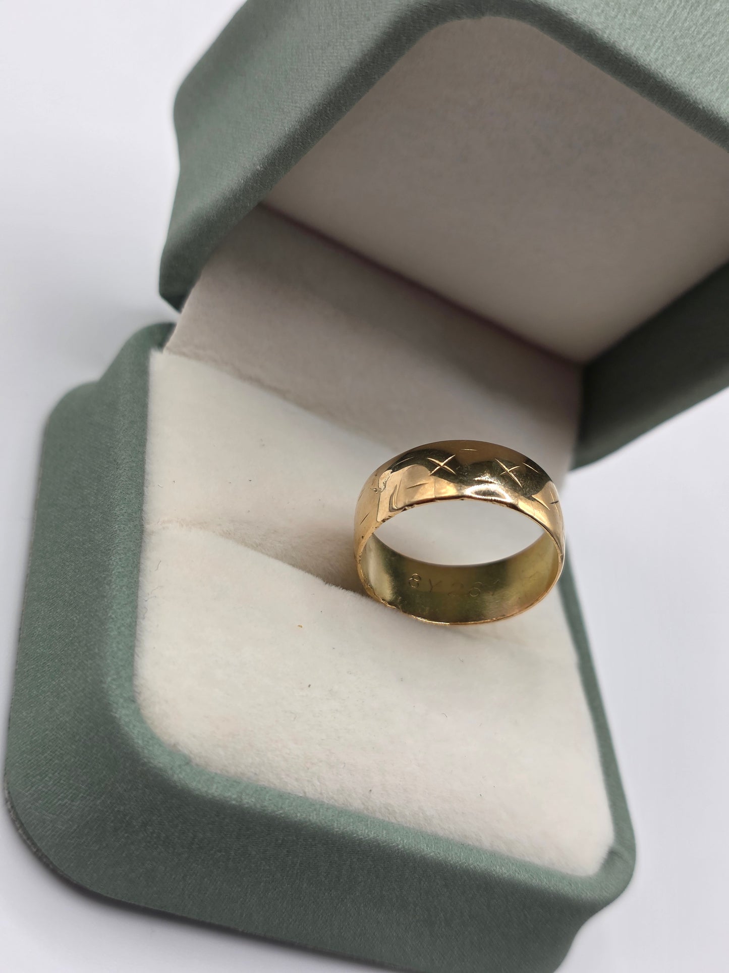 9ct gold patterned band ring