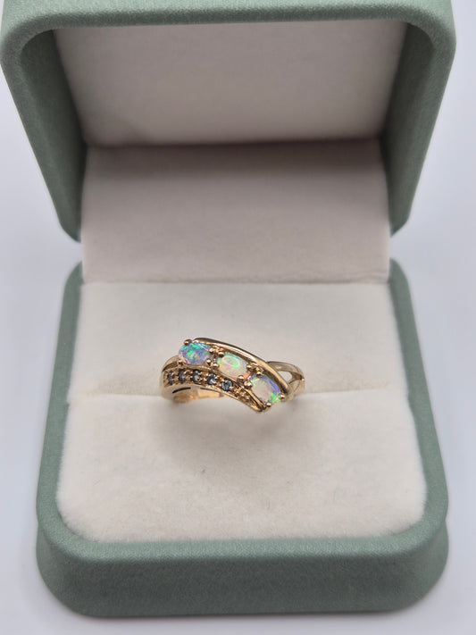 Heavy 9ct gold opal ring