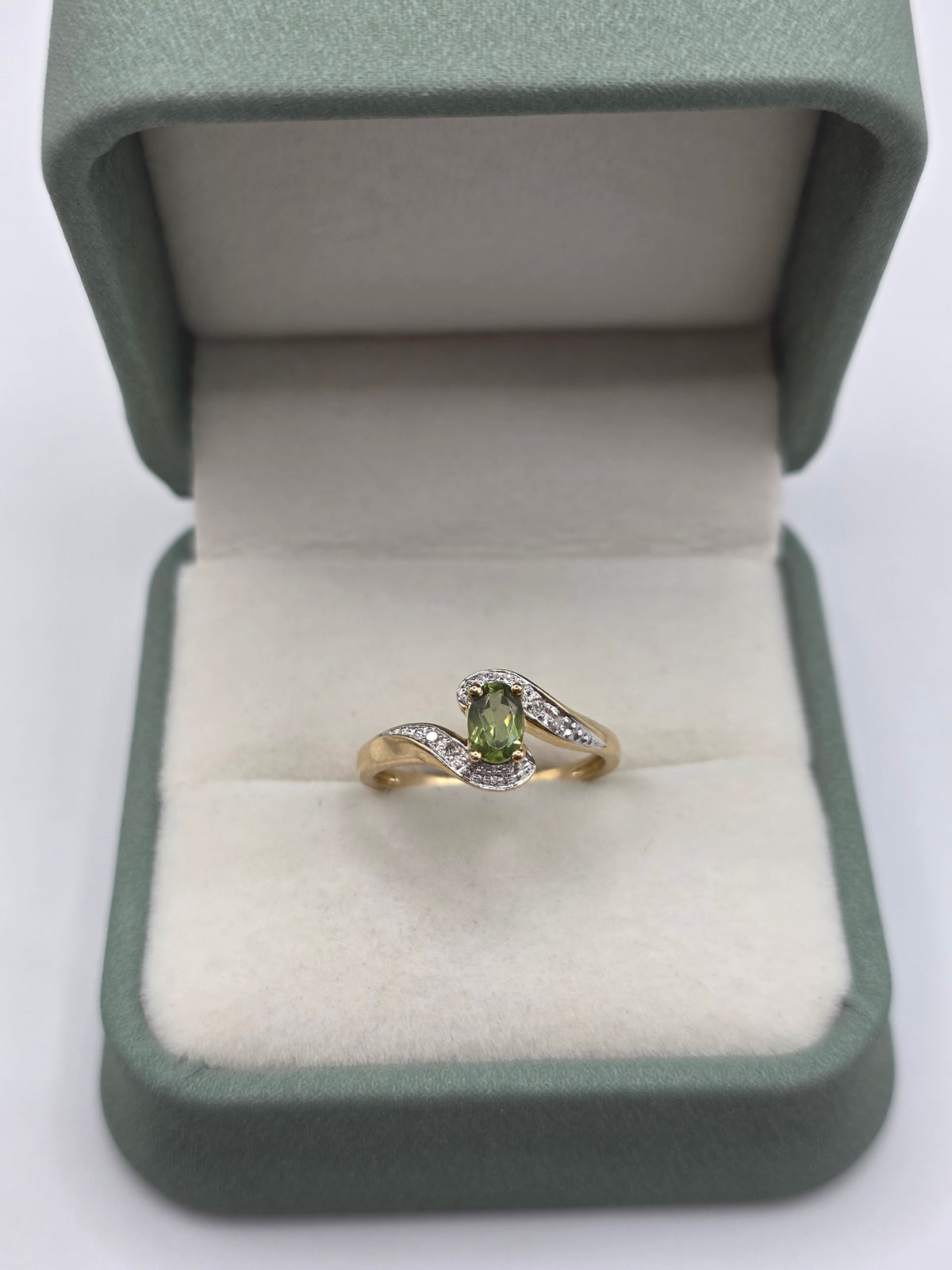 9ct gold peridot and diamond ring