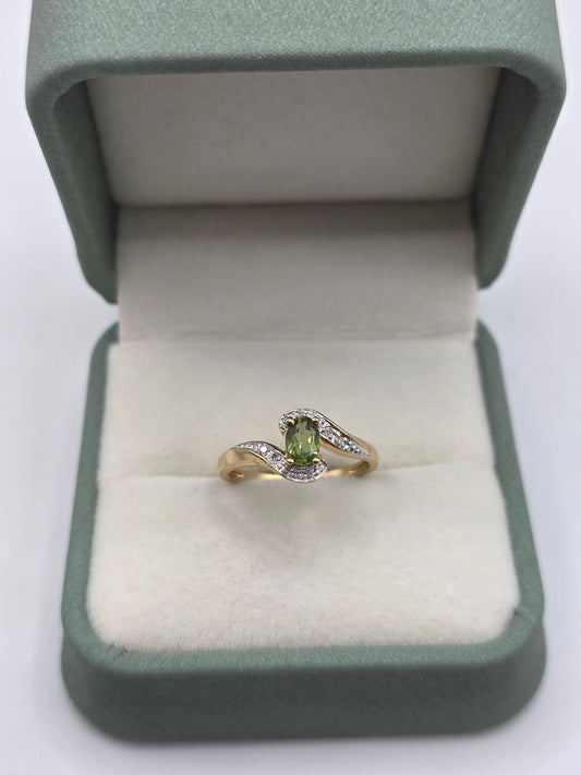 9ct gold peridot and diamond ring