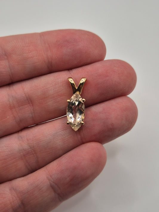 9ct gold quartz pendant