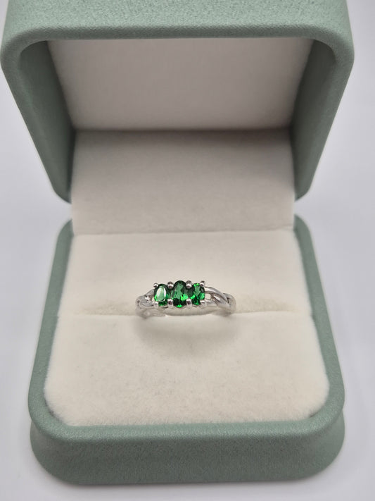 9ct white gold diopside ring