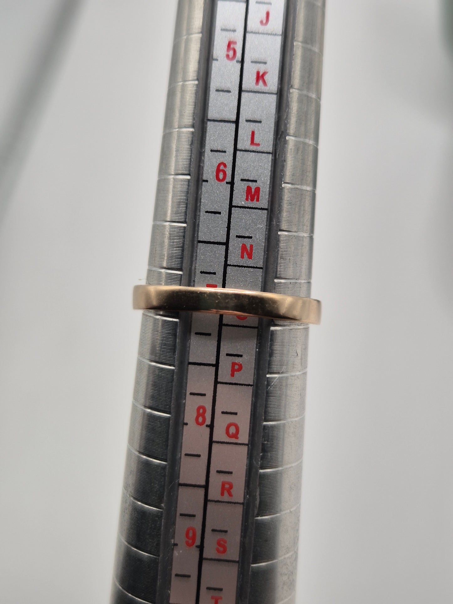 9ct gold garnet ring