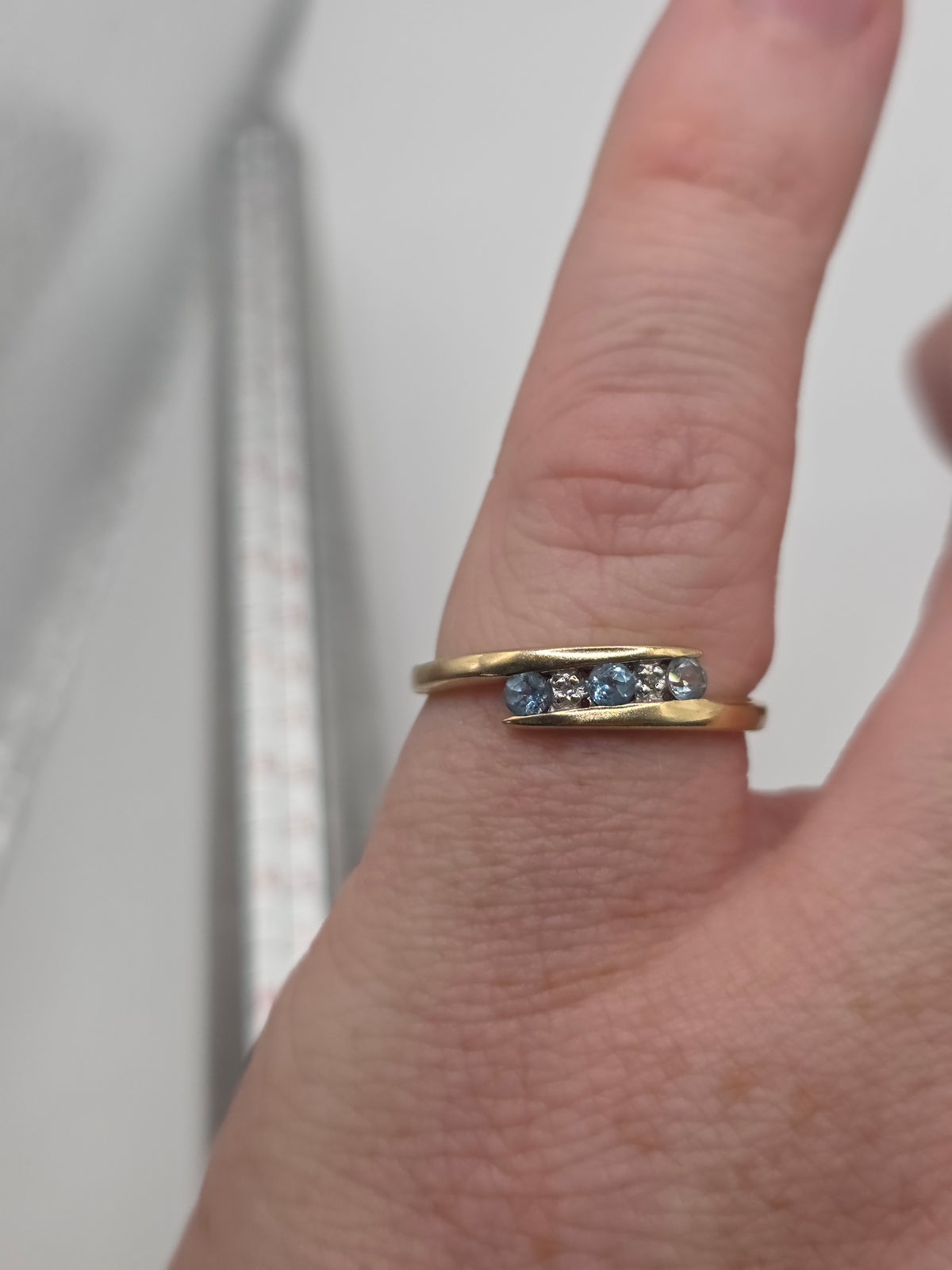 9ct gold aquamarine and diamond ring
