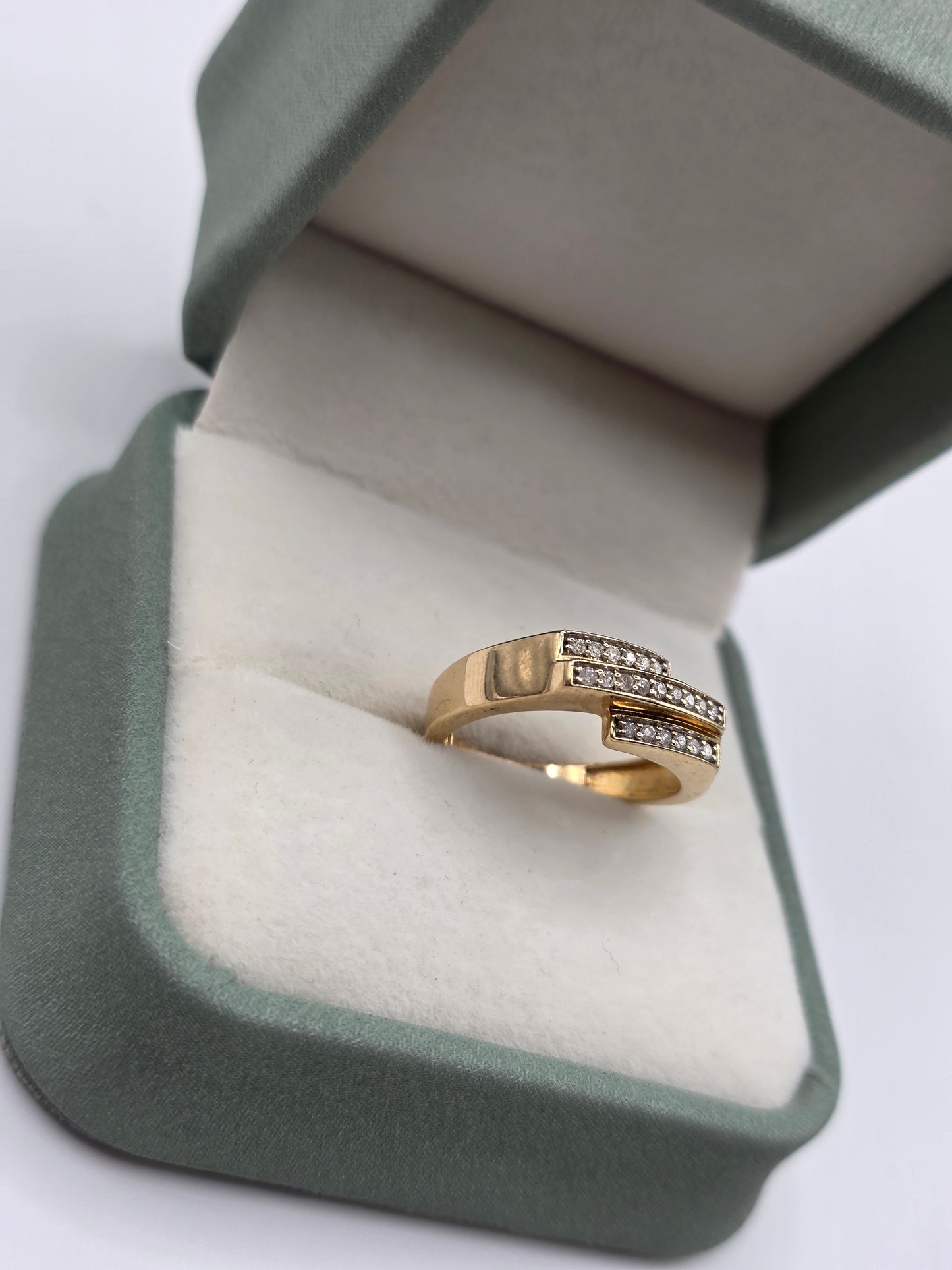 9ct gold diamond ring
