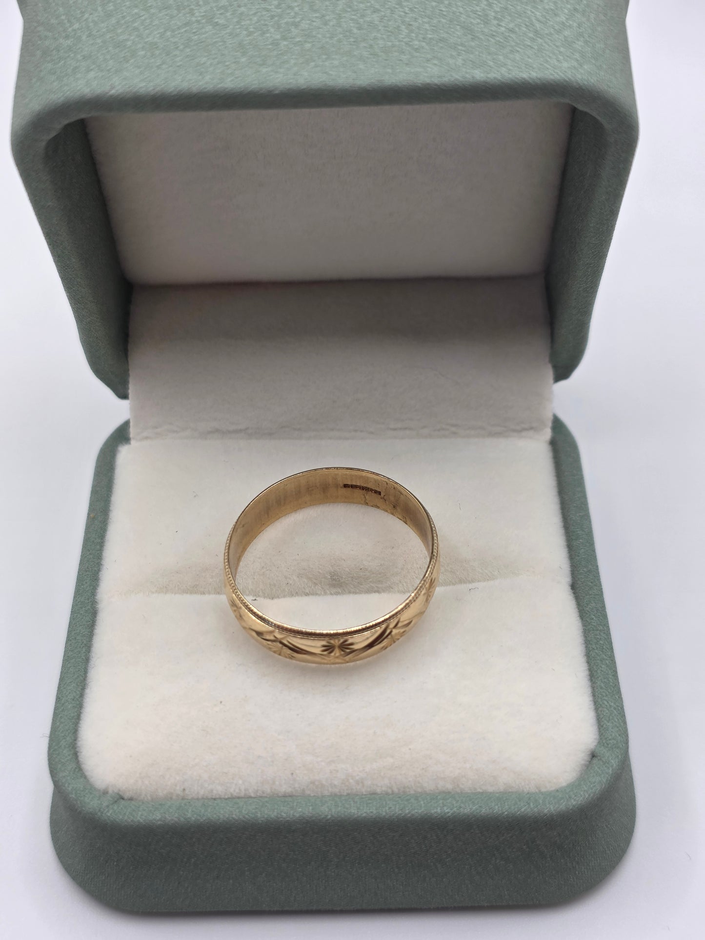 9ct gold pattened band ring