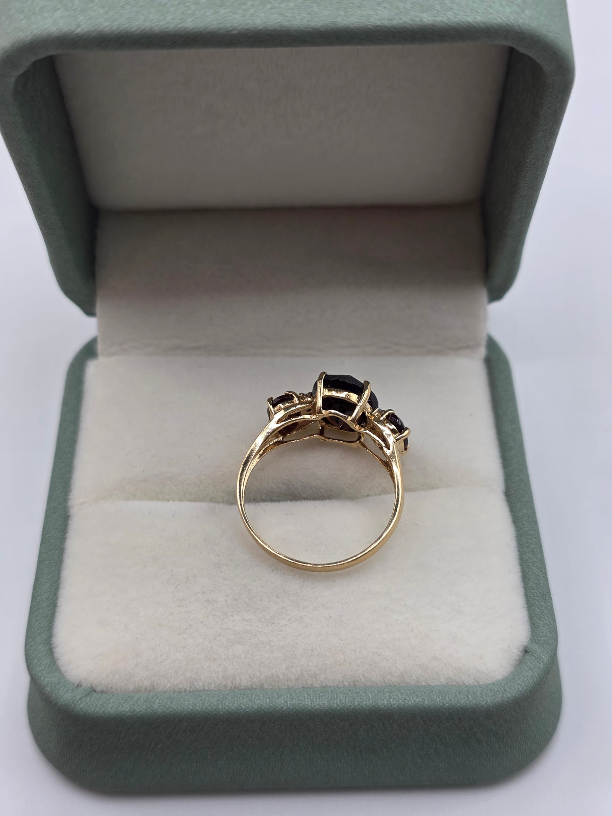 9ct gold garnet and diamond ring