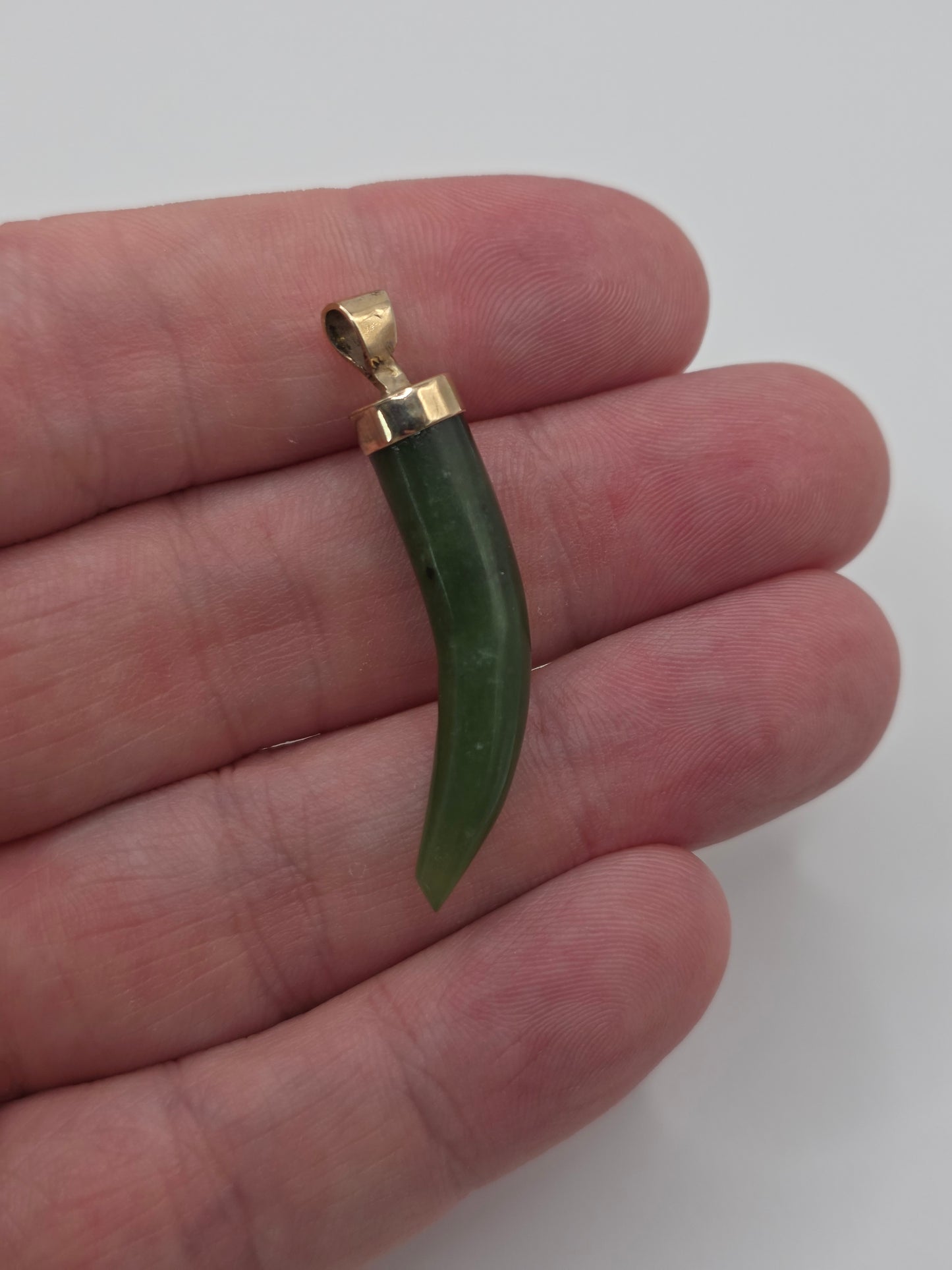 9ct gold nephrote jade pendant