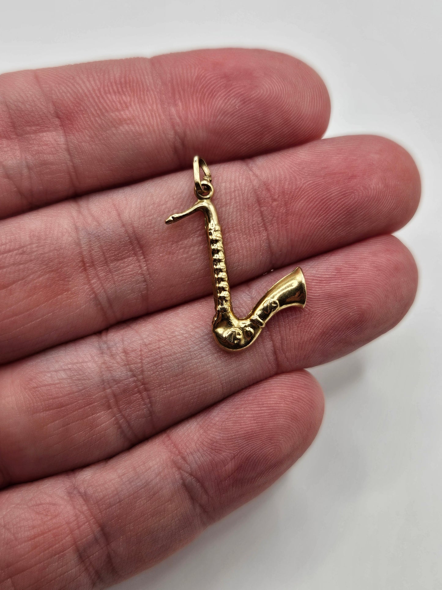 9ct gold saxophone pendant