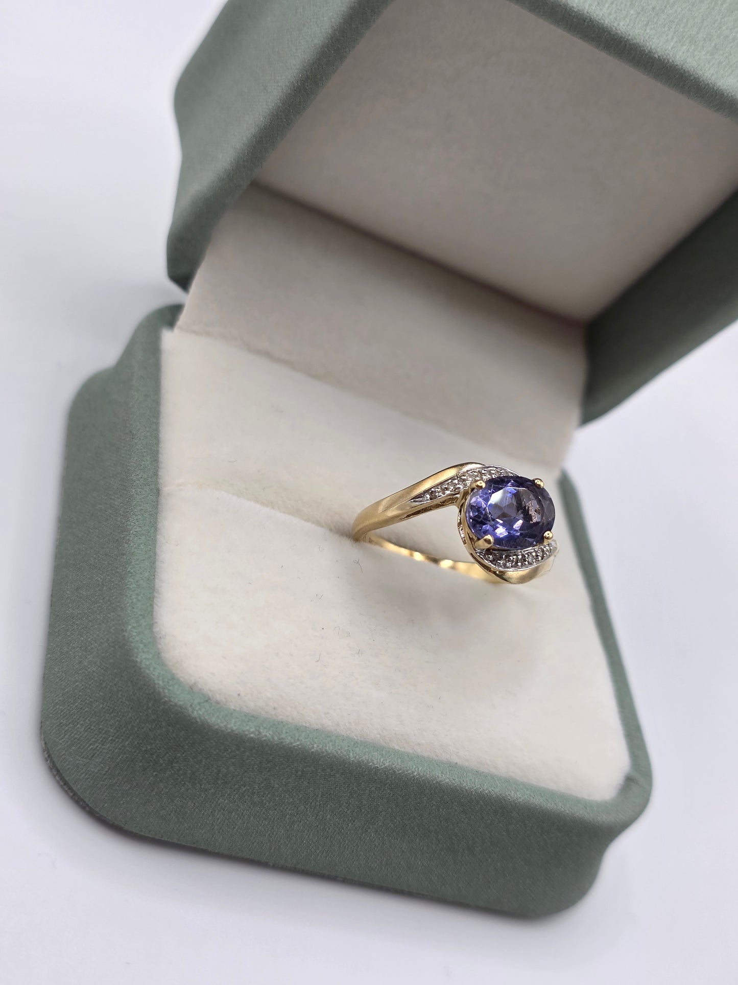 9ct gold tanzanite and diamond ring