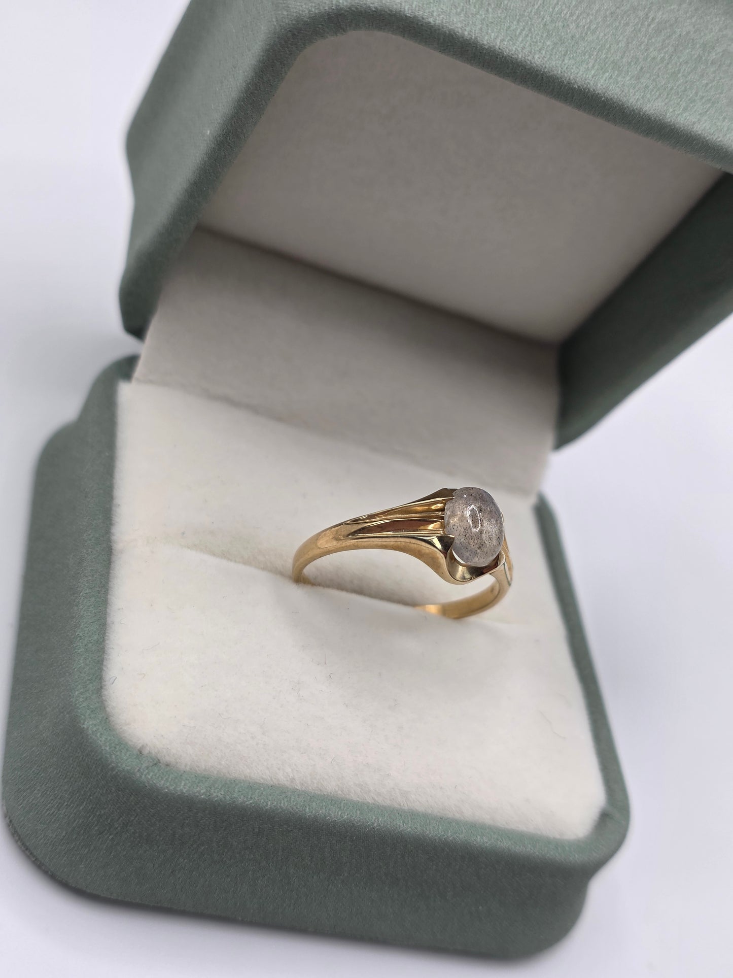 9ct gold labradorite ring
