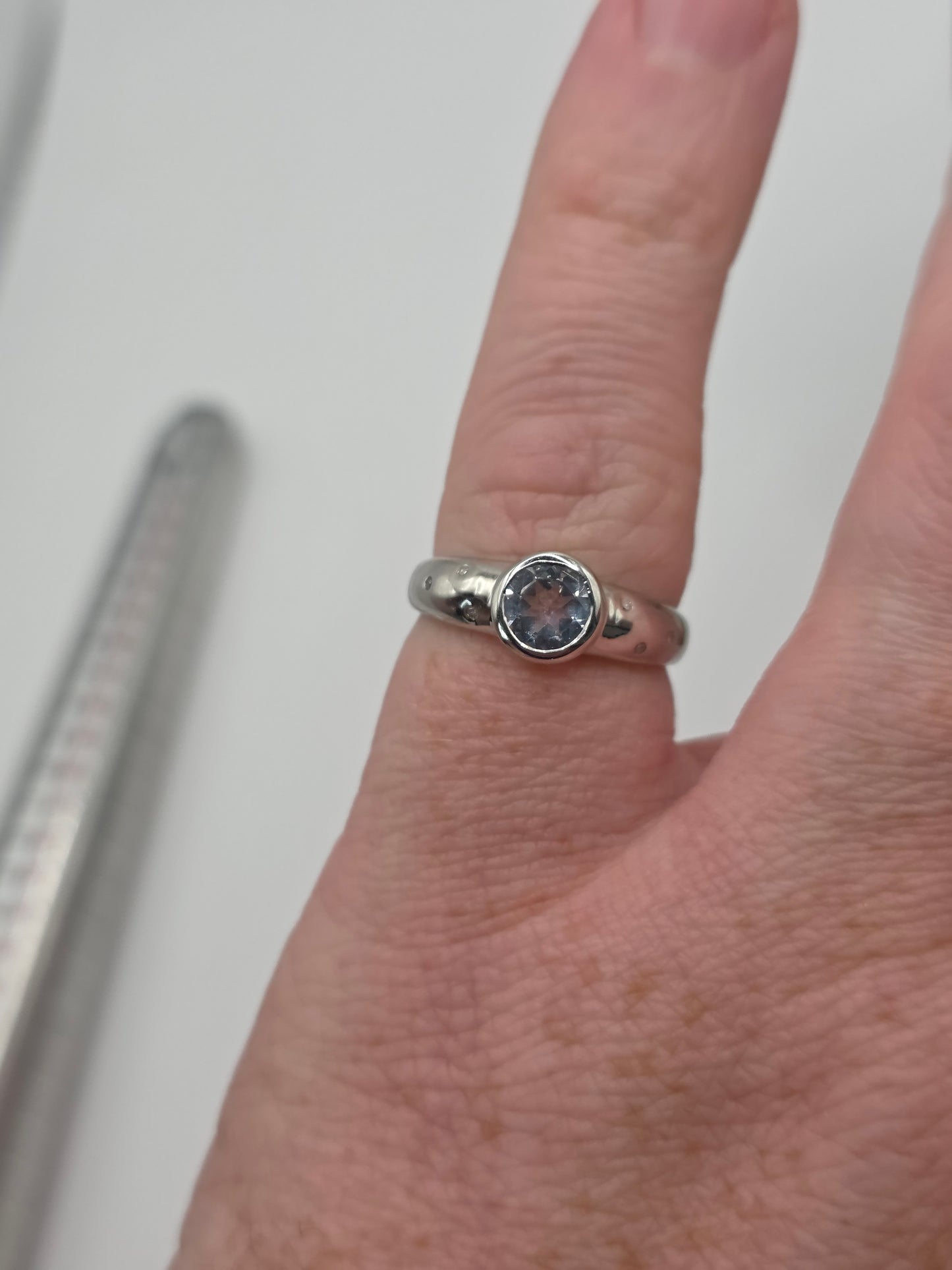 9ct white gold aquamarine and diamond ring