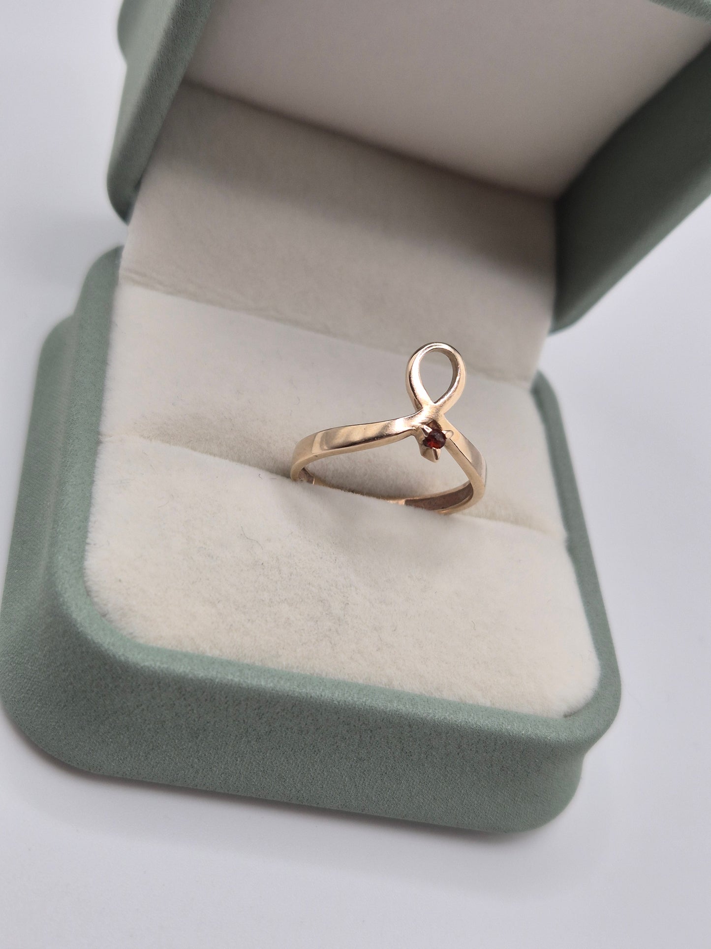 9ct gold garnet ring