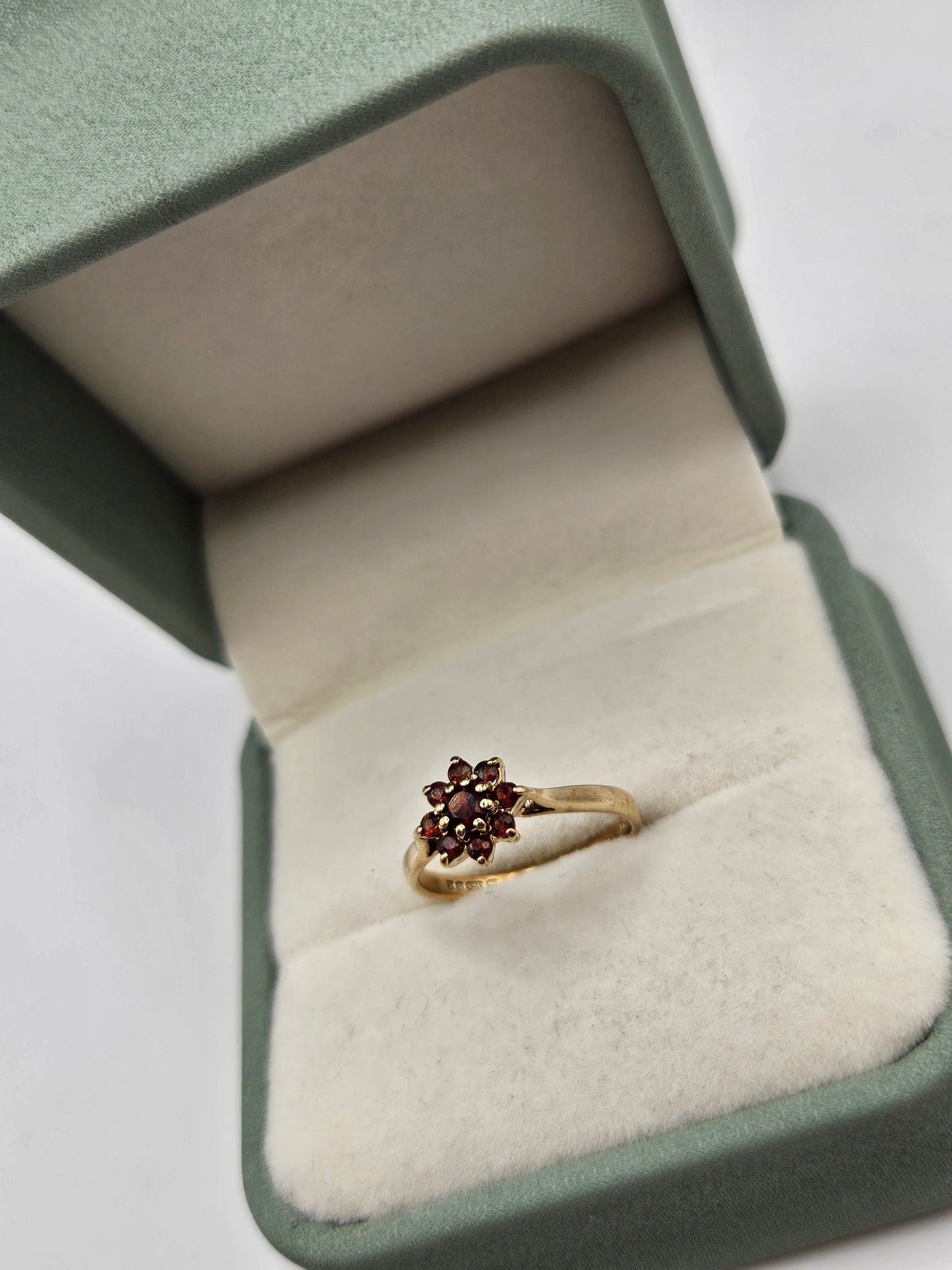 9ct gold garnet ring